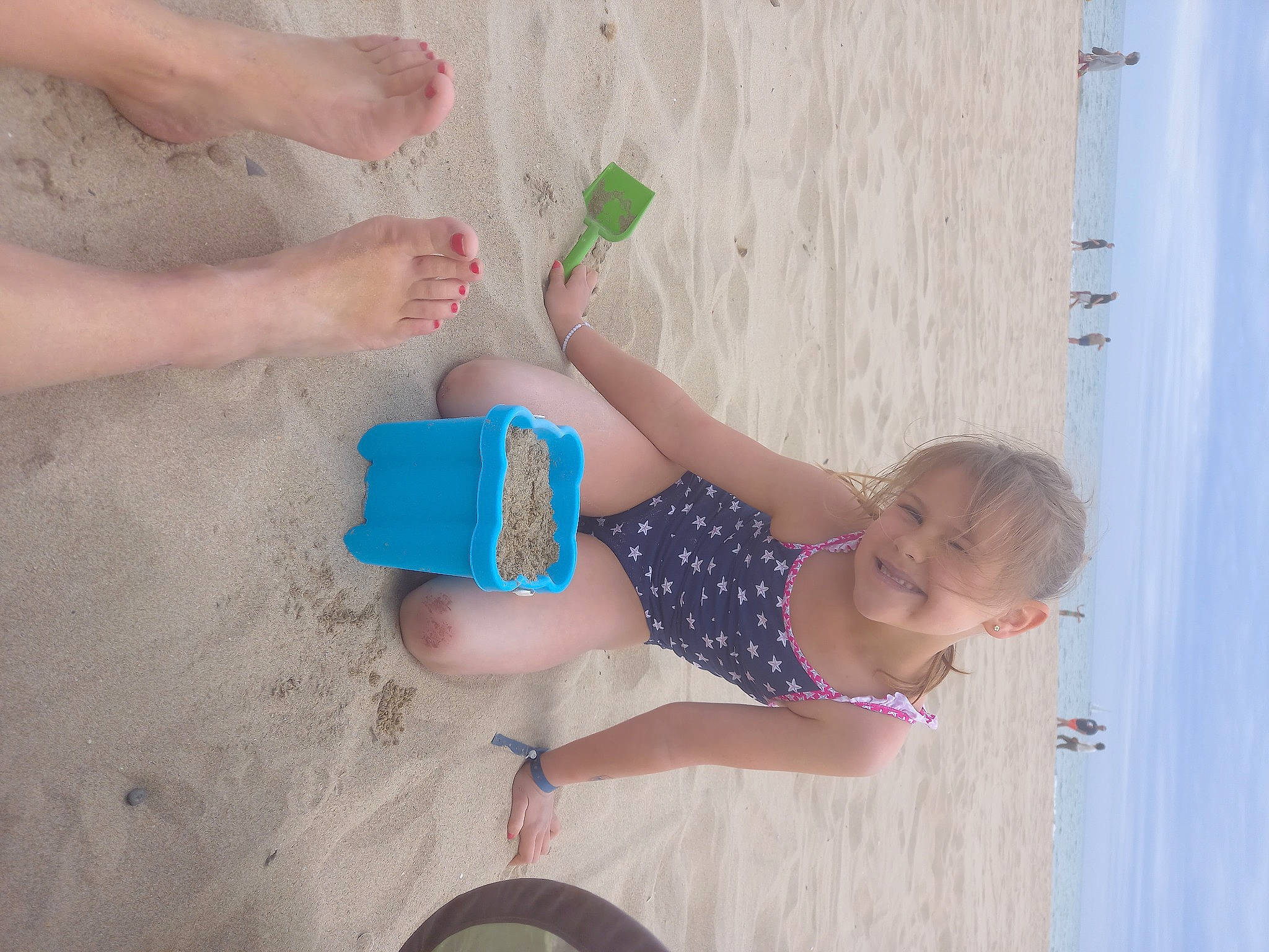 Jazz participe au concours pour gagner de l'argent avec cette photo : azure, barefoot, beach, child, elbow, foot, fun, happy, human_body, human_leg, joy, leg, leisure, people_on_beach, person, recreation, sand, smile, summer, swimwear