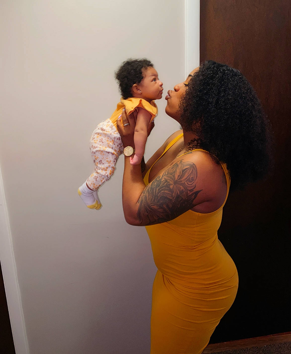 Averi is registered to the contest to win money with this photo: arm, dress, elbow, finger, flash_photography, gesture, hair, hairstyle, hand, happy, human_body, kiss, knee, leg, neck, person, shoulder, t_shirt, thigh, trunk