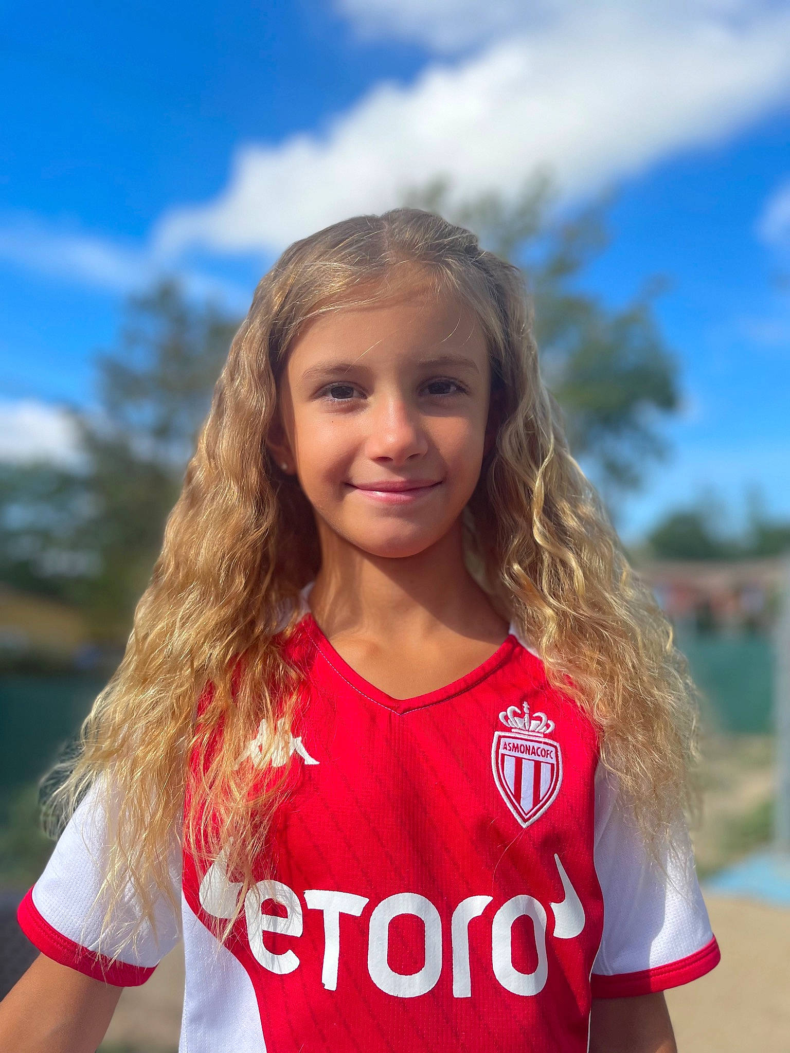 Alyssia participe au concours pour gagner de l'argent avec cette photo : blond, cloud, electric_blue, fun, gesture, grass, happy, human_body, jersey, joy, leisure, person, player, sky, sleeve, smile, sports, sports_jersey, sports_uniform, sportswear