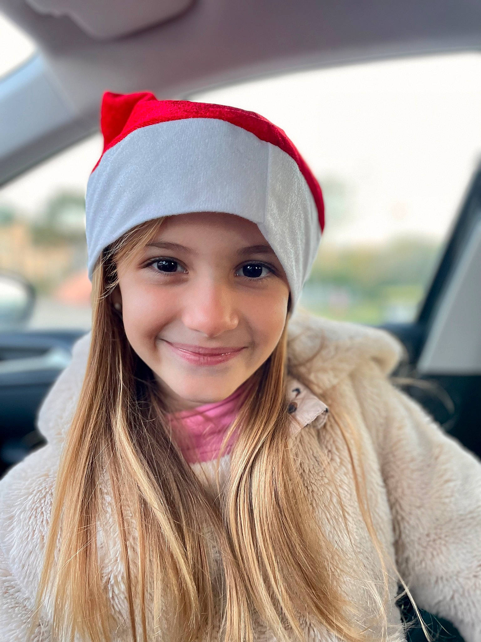 Alyssia participe au concours pour gagner de l'argent avec cette photo : automotive_design, blond, brown_hair, cap, car, chin, eye, fashion_accessory, fun, happy, headgear, headwear, joy, lip, outerwear, person, plant, recreation, skin, smile