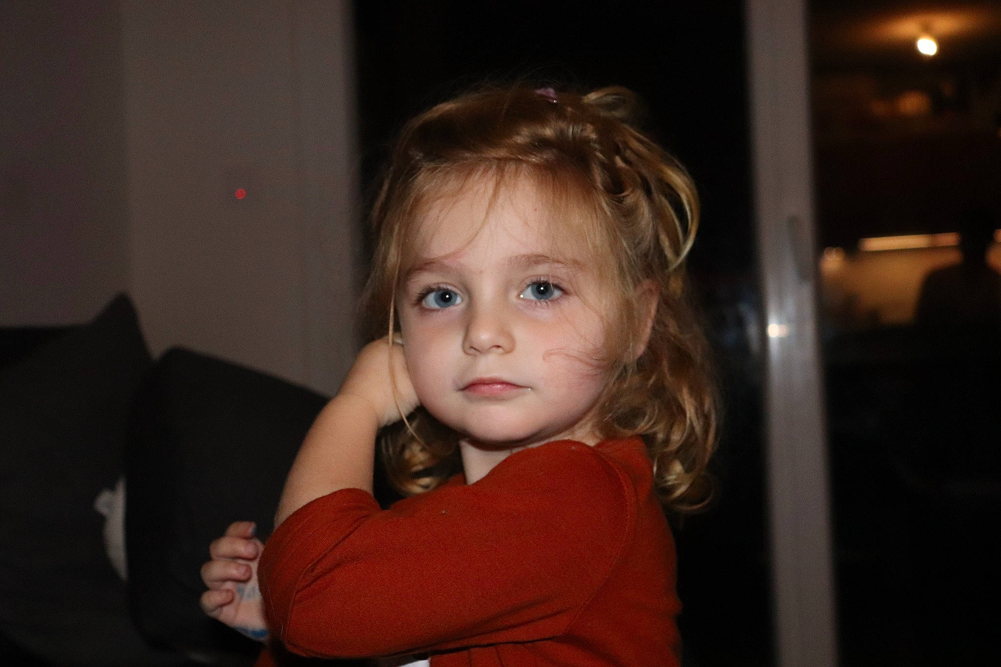 Lara participe au concours pour gagner de l'argent avec cette photo : baby_toddler_clothing, brown_hair, cheek, child, comfort, darkness, elbow, event, eyelash, flash_photography, fun, gesture, happy, iris, lip, nose, person, portrait_photography, room, sitting