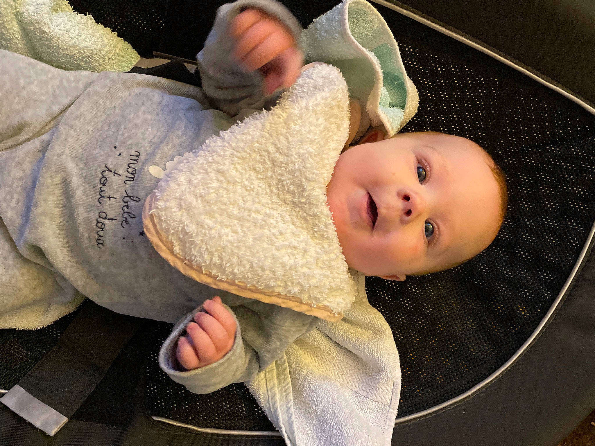 Héloïse a rejoint le concours — aidez-le/la à gagner de superbes lots ! baby, baby_carriage, baby_products, baby_safety, baby_toddler_clothing, cheek, child, comfort, eye, face, fashion_accessory, finger, gesture, grass, happy, hat, person, skin, smile, thumb