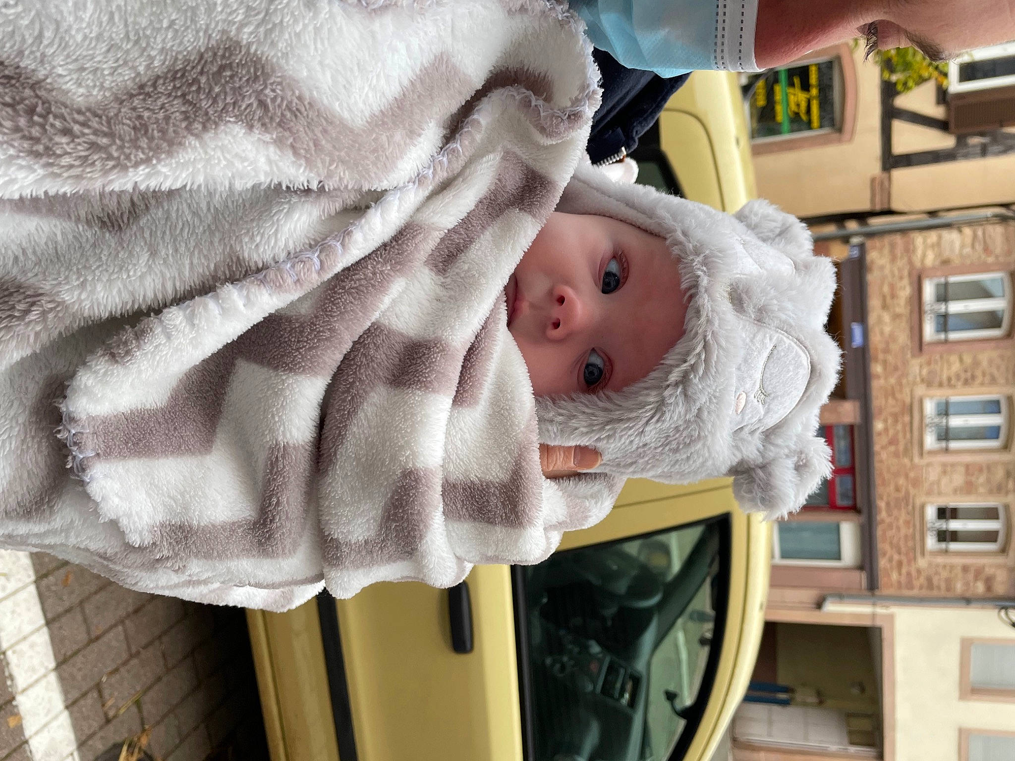 Héloïse participe au concours pour gagner de l'argent avec cette photo : baby, baby_products, baby_toddler_clothing, child, comfort, fur, hat, headwear, linens, person, room, textile, toddler, vehicle, window, wool