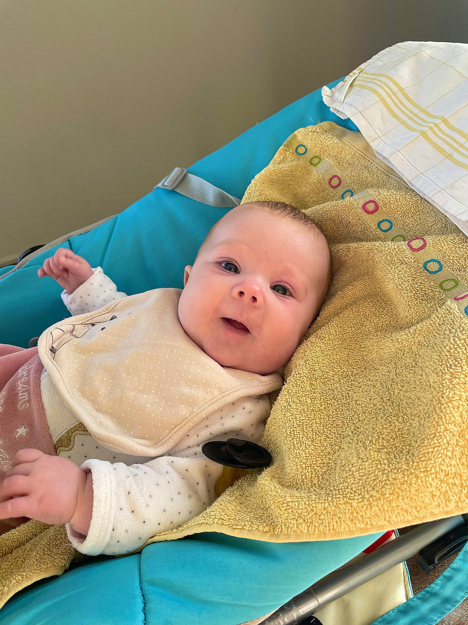 Héloïse participe au concours pour gagner de l'argent avec cette photo : baby, baby_products, baby_safety, baby_toddler_clothing, cheek, child, comfort, eye, grass, hat, headgear, linens, pattern, person, room, sitting, skin, toddler