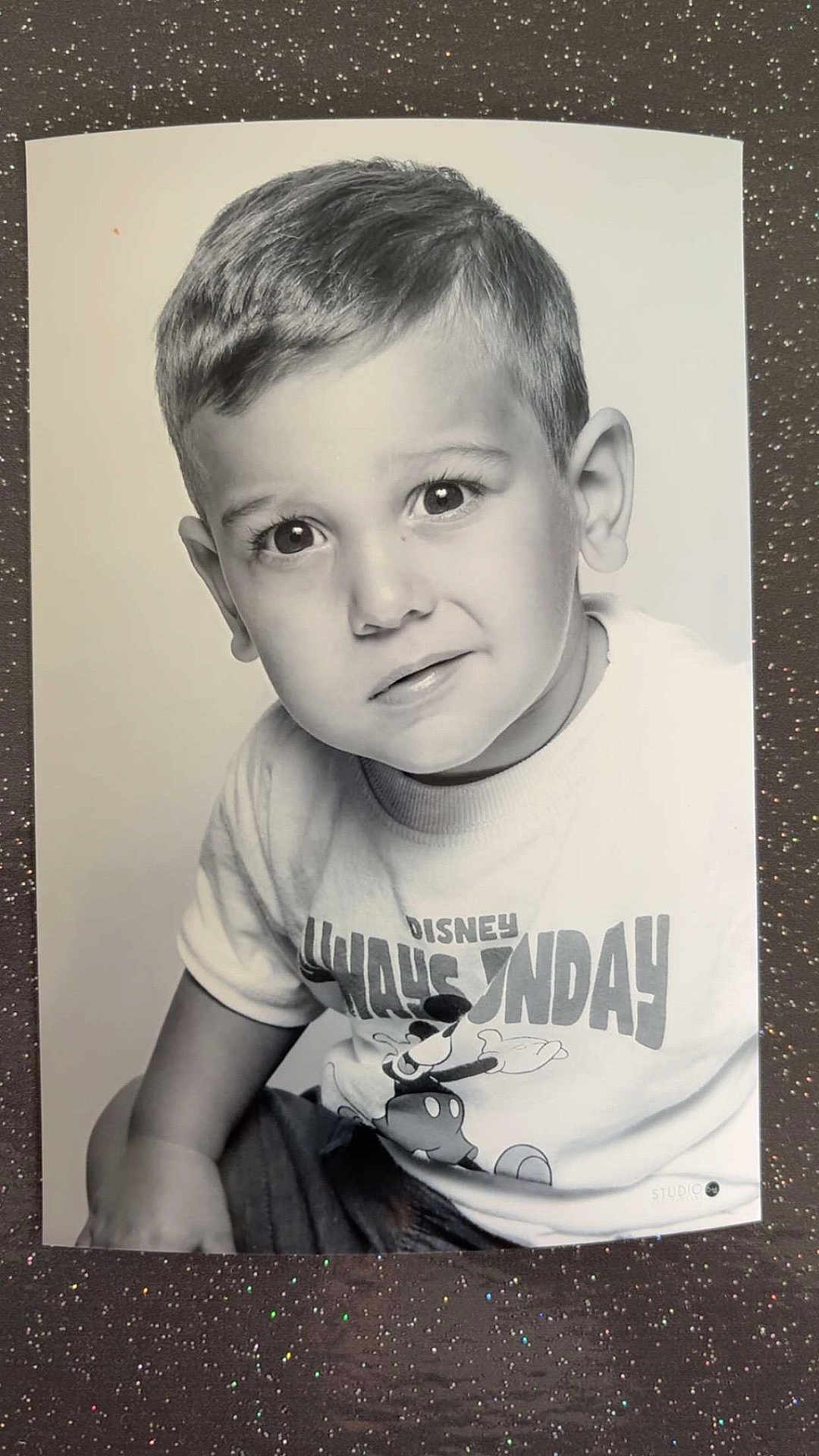 Imran a rejoint le concours — aidez-le/la à gagner de superbes lots ! black_and_white, boy, casual_clothing, child, curious_expression, cute, disney, eyes, face, kid, mickey_mouse, monochrome, photograph, portrait, short_hair, sitting, smile, studio_photo, tshirt, young