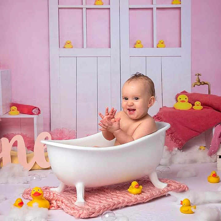 Hope a rejoint le concours — aidez-le/la à gagner de superbes lots ! baby, bathing, bathtub, crib, face, furniture, happy, head, hottub, infantbed, person, teddybear, toy, tub