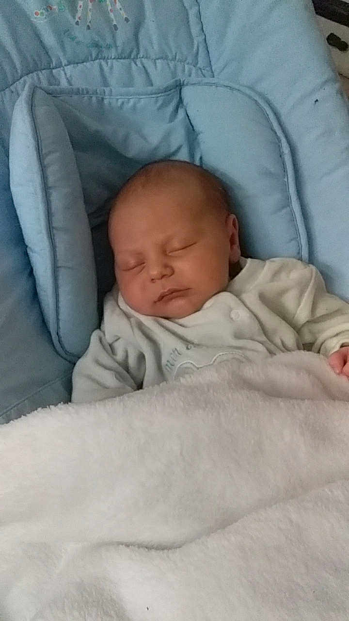 Charlie participe au concours pour gagner de l'argent avec cette photo : baby, infant, sleeping, blanket, blue, cushion, clothing, comfort, cute, face, newborn, person, rest, soft, toddler, young_child, indoors, peaceful, portrait, relaxation