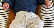 Marin a rejoint le concours — aidez-le/la à gagner de superbes lots ! baby, bear_mat, blue_sweater, child, comfort, cozy, cute, indoors, infant, newborn, nursery, peaceful, person, resting, sleeping, sleepwear, small, soft, striped_cushion, white_pants