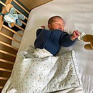 Marin a rejoint le concours — aidez-le/la à gagner de superbes lots ! baby, bed, blanket, blue_sweater, child, cozy, crib, cute, fabric, indoor, infant, newborn, pacifier, peaceful, person, resting, sleeping, soft_toy, toy, wooden_crib