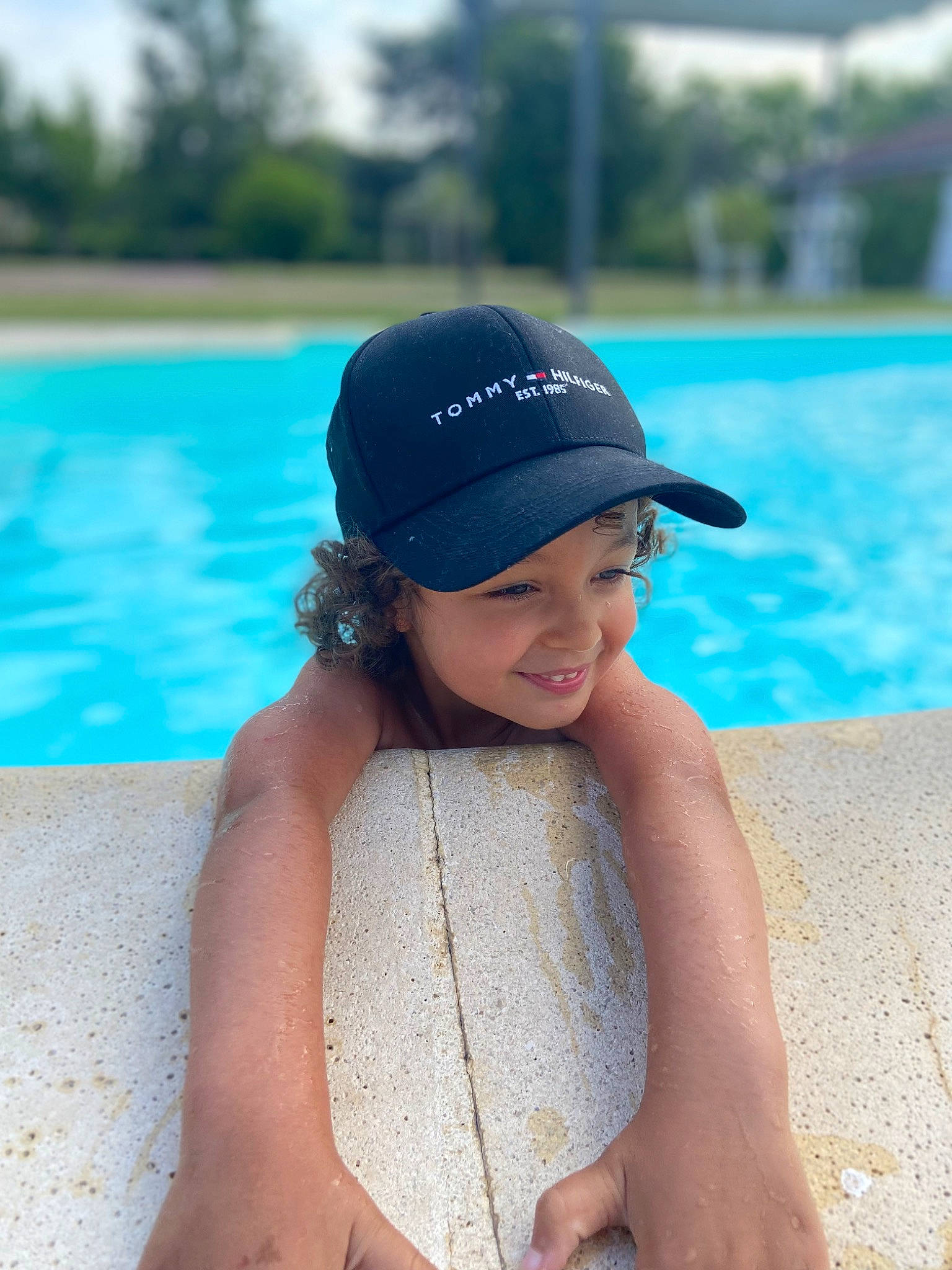 Alyah a rejoint le concours — aidez-le/la à gagner de superbes lots ! aqua, azure, baseball_cap, blue, cap, electric_blue, fashion_accessory, fun, happy, hat, headwear, jewellery, joy, leisure, person, recreation, smile, summer, swimming_pool, thigh