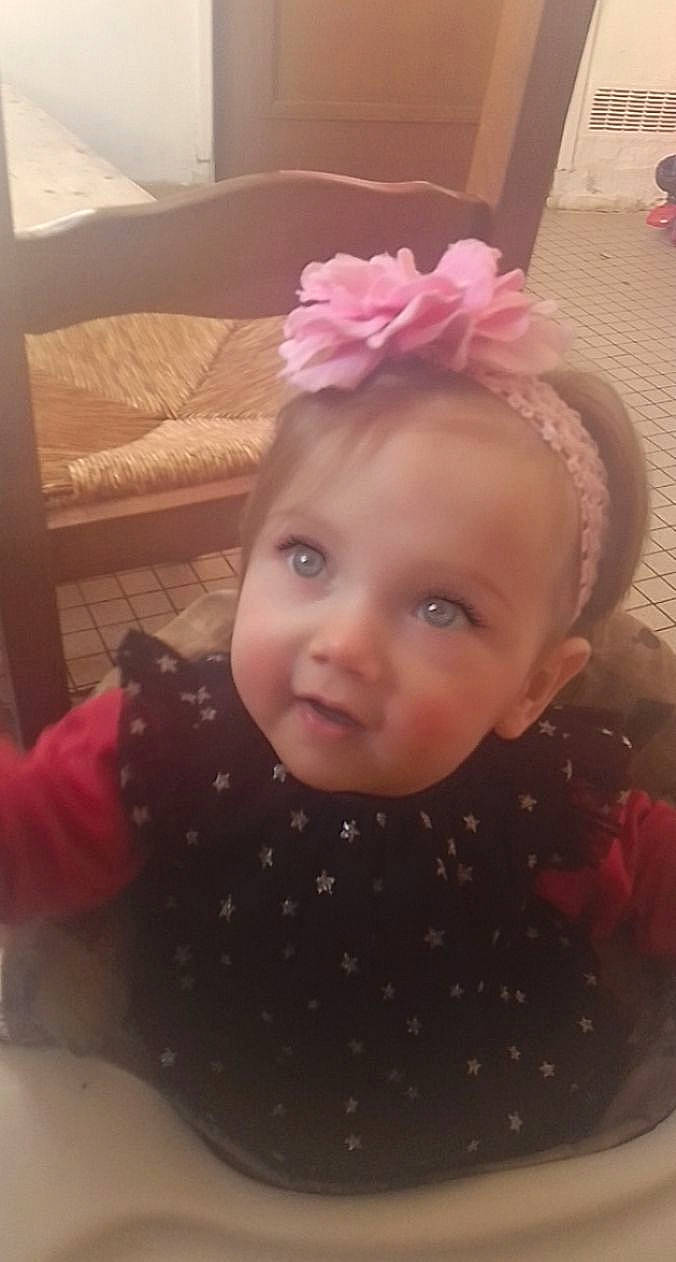 Estrella participe au concours pour gagner de l'argent avec cette photo : baby, beauty, cheek, child, ear, eye, eyebrow, face, forehead, hair, hair_accessory, head, headgear, lip, nose, person, pink, skin, smile, technology