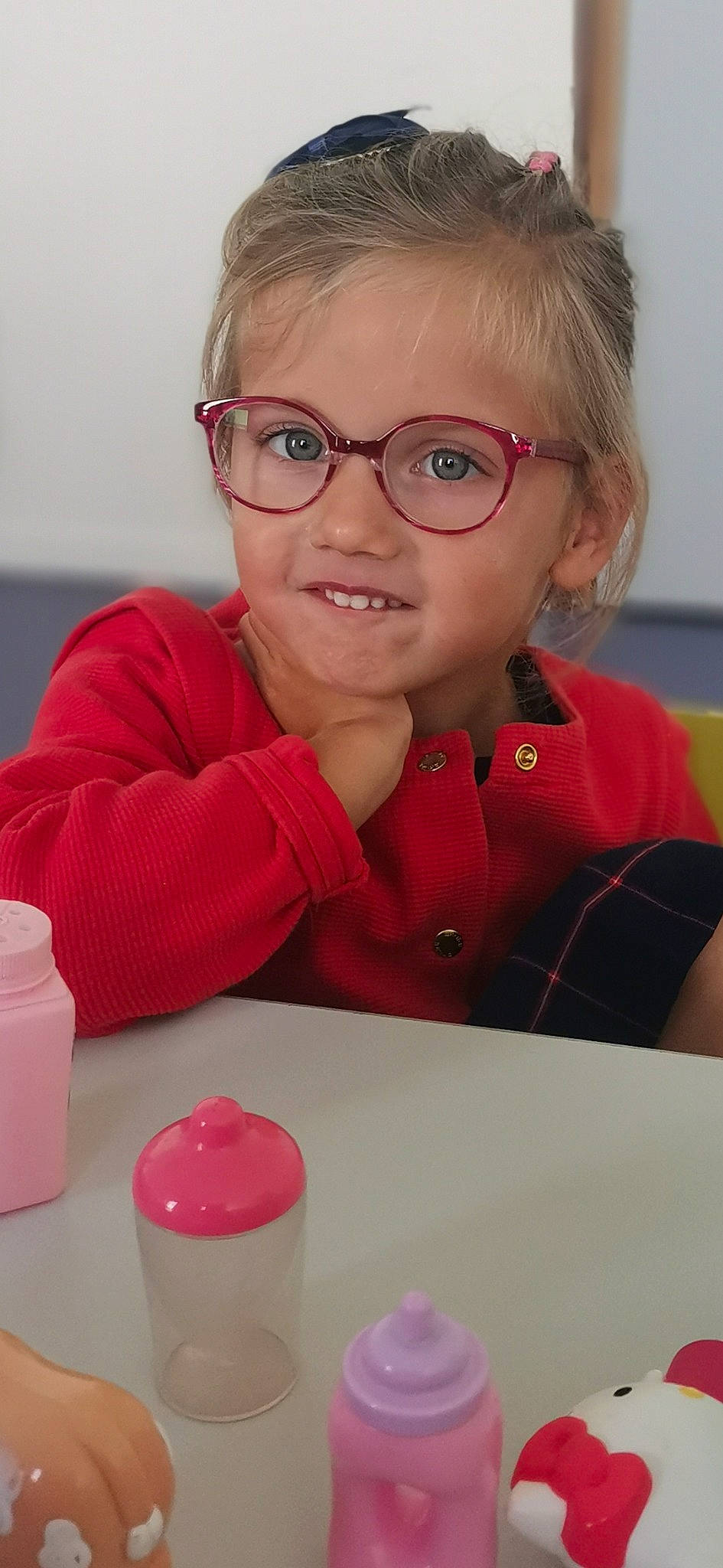 Estrella a rejoint le concours — aidez-le/la à gagner de superbes lots ! carmine, chair, child, cup, drinkware, event, eyewear, fun, glasses, happy, lip, person, plastic, plastic_bottle, recreation, science, skin, smile, table, toddler
