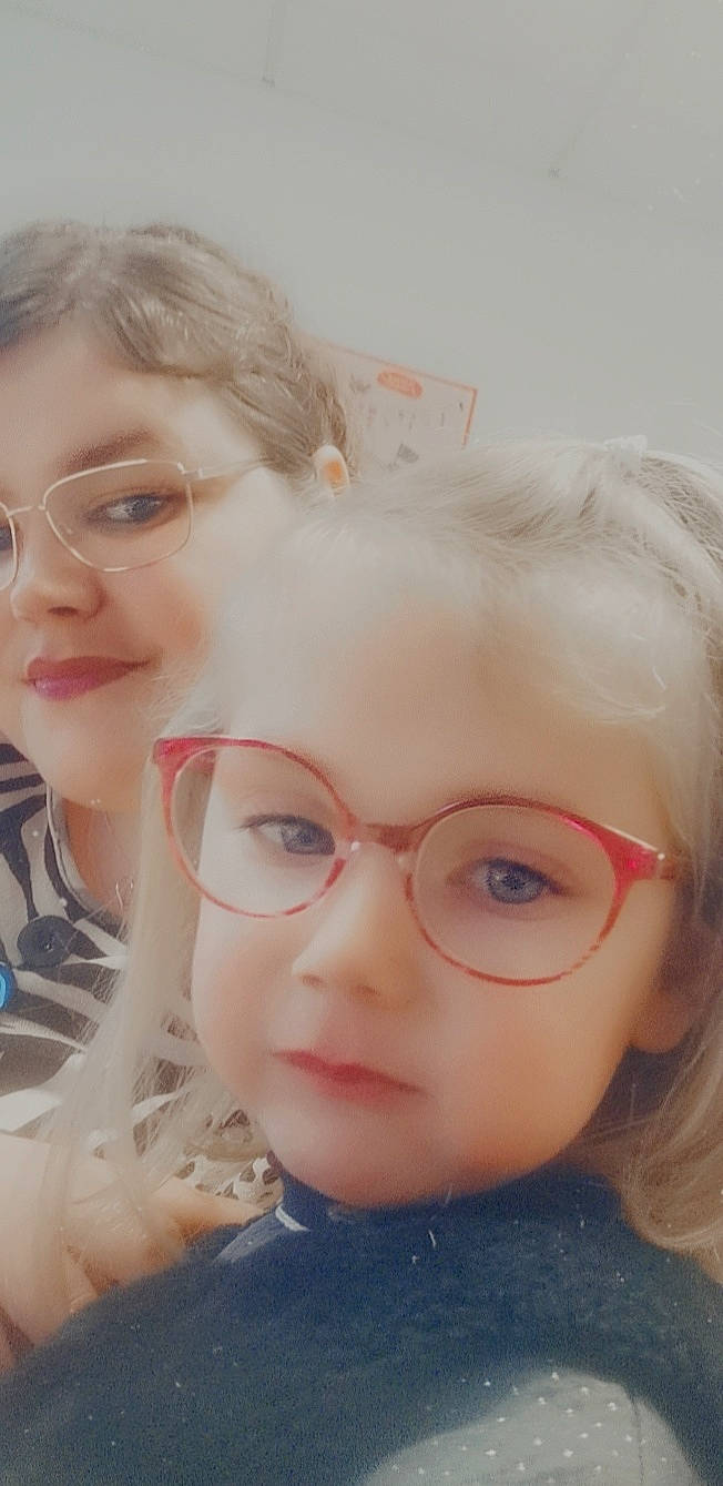 Estrella a rejoint le concours — aidez-le/la à gagner de superbes lots ! cheek, chin, ear, eyebrow, eyelash, eyewear, forehead, gesture, glasses, happy, head, iris, jaw, lip, mouth, neck, nose, person, skin, smile