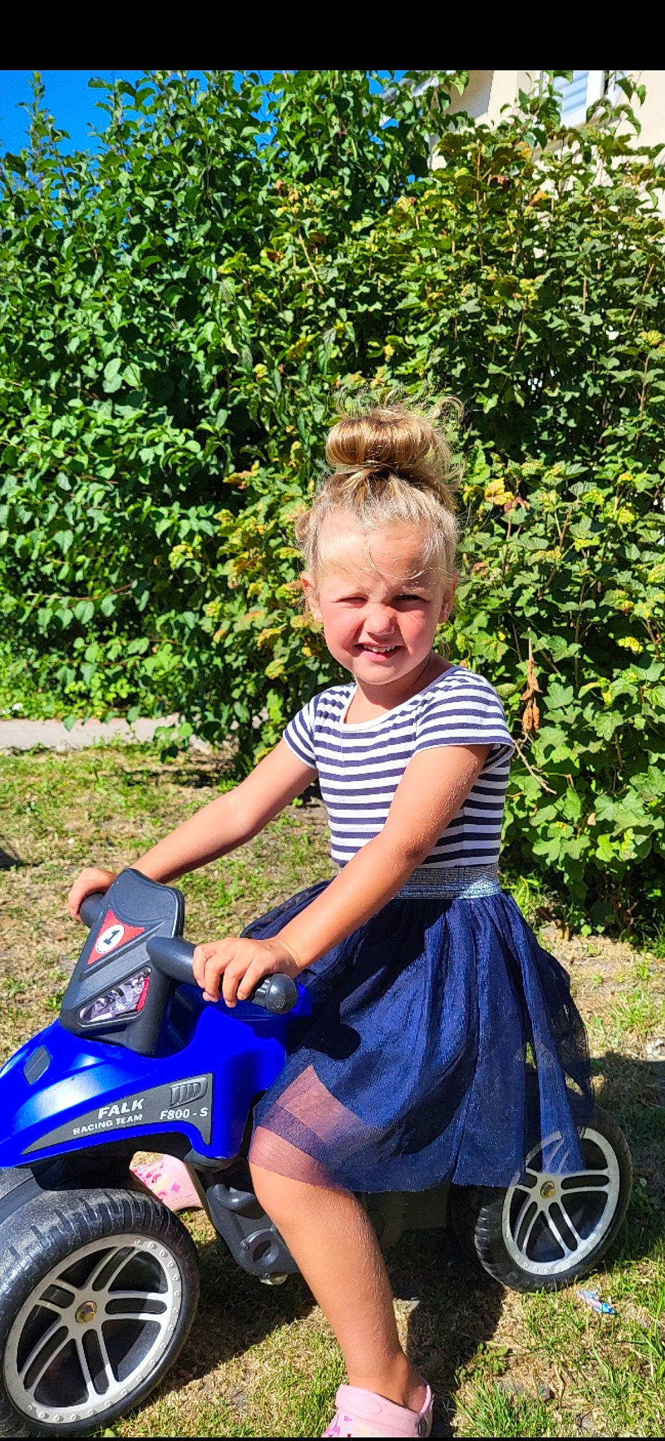 Estrella participe au concours pour gagner de l'argent avec cette photo : automotive_exterior, automotive_lighting, automotive_tire, electric_blue, fun, grass, happy, joy, lawn, leisure, motor_vehicle, people_in_nature, person, plant, riding_toy, smile, summer, tire, toddler, toy