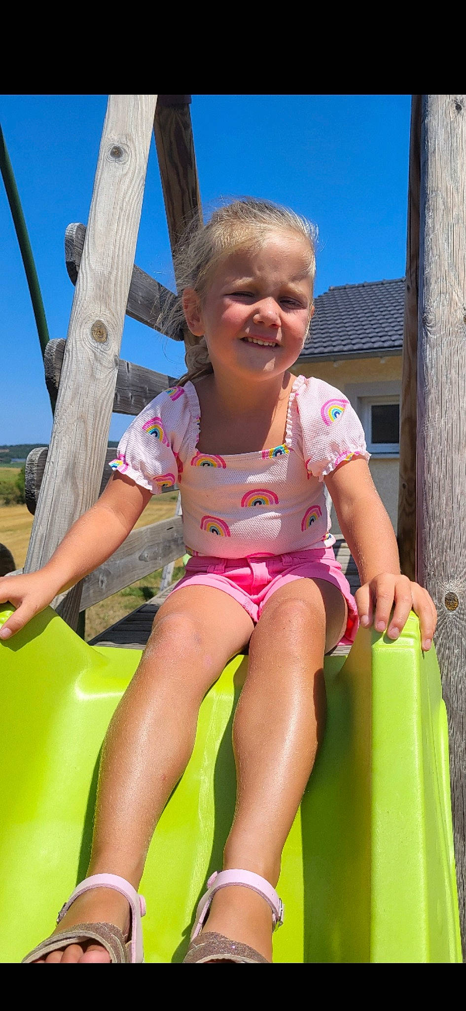 Estrella participe au concours pour gagner de l'argent avec cette photo : arm, baby_toddler_clothing, finger, fun, grass, happy, head, human_body, human_leg, joy, lap, leg, leisure, person, pink, playground, recreation, skin, sky, smile