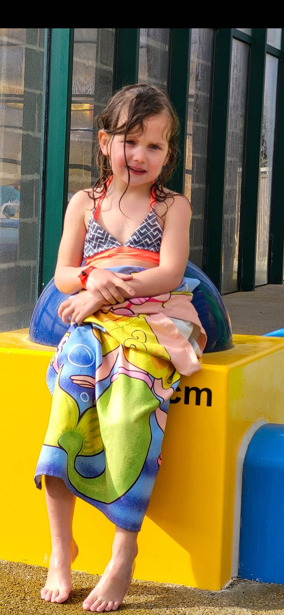 Estrella participe au concours pour gagner de l'argent avec cette photo : baby_toddler_clothing, child, electric_blue, fun, happy, human_leg, knee, lap, leg, leisure, person, play, recreation, sandal, shorts, sitting, smile, summer, thigh, toddler