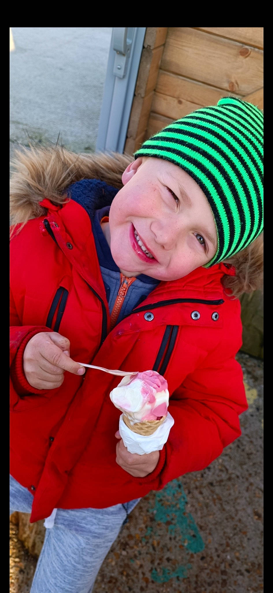 Logan participe au concours pour gagner de l'argent avec cette photo : cap, electric_blue, fashion_accessory, fun, glove, happy, headgear, headwear, jacket, joy, magenta, organ, outerwear, person, photograph, pink, red, sleeve, smile, snapshot