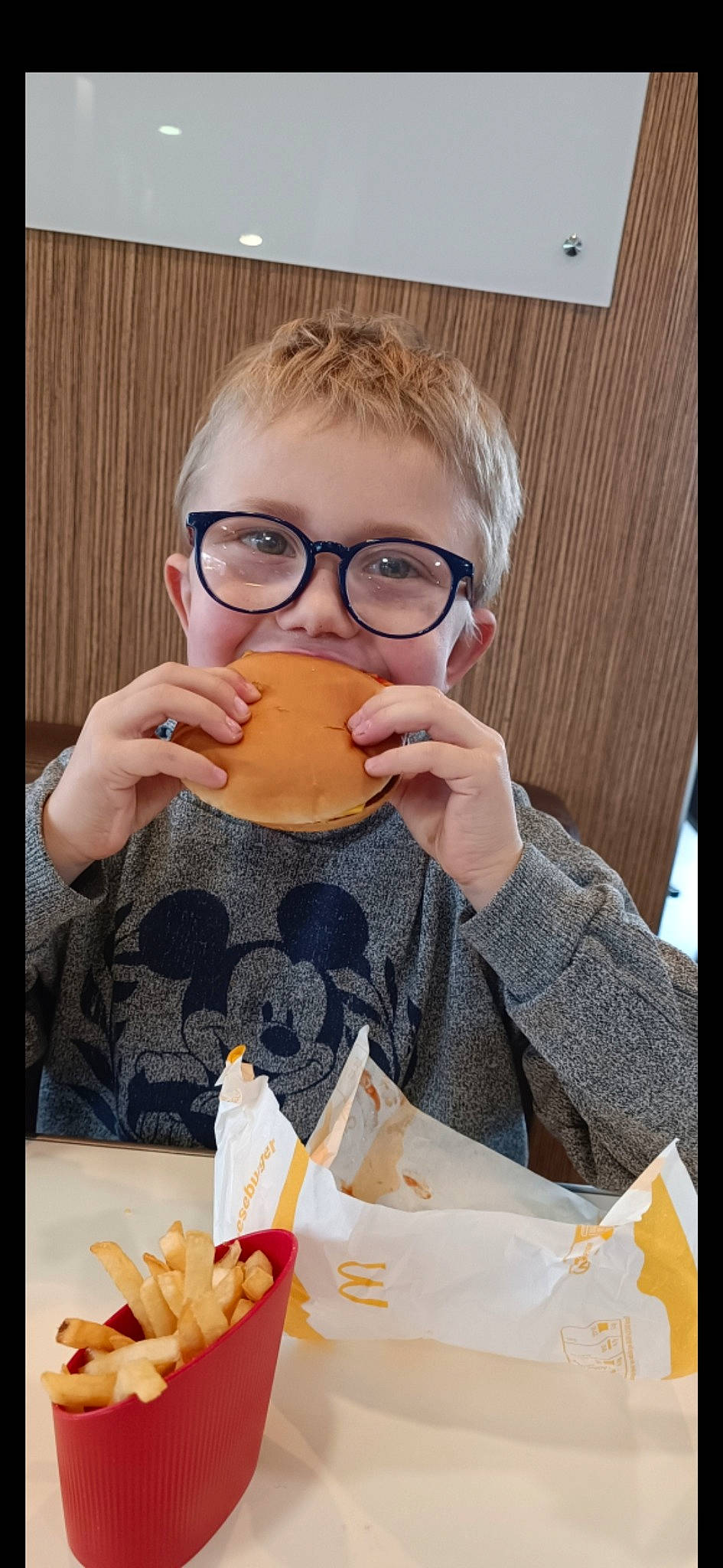 Logan a rejoint le concours — aidez-le/la à gagner de superbes lots ! comfort_food, cuisine, drinking, drinkware, eyewear, finger, finger_food, food, food_craving, glasses, ingredient, junk_food, orange, person, plate, recipe, sandwich, serveware, tableware, vision_care