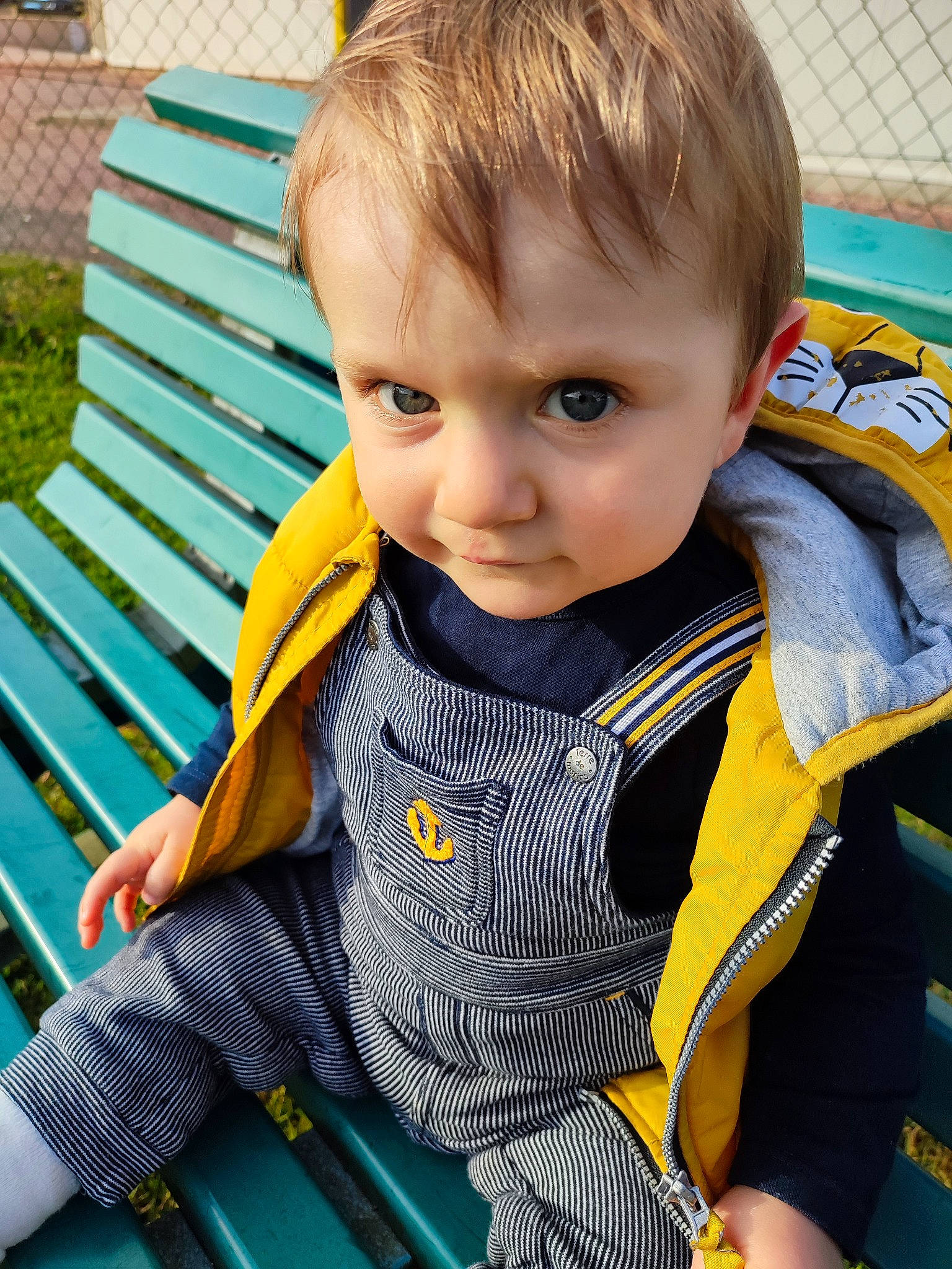 Yann a rejoint le concours — aidez-le/la à gagner de superbes lots ! baby, baby_toddler_clothing, cheek, child, eye, grass, green, hair, hairstyle, head, human_body, iris, neck, nose, outerwear, person, product, skin, sleeve, toddler