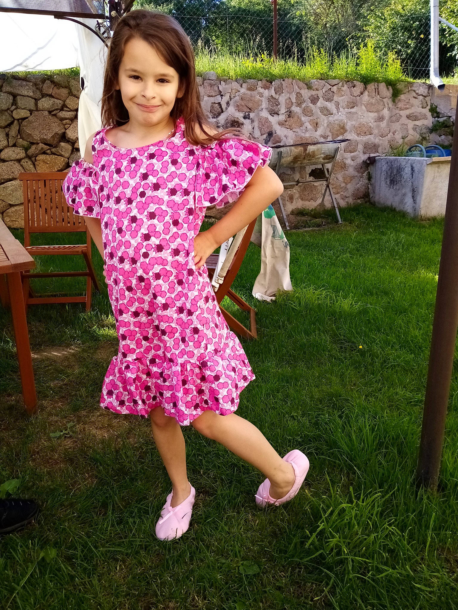 Inaya a rejoint le concours — aidez-le/la à gagner de superbes lots ! child, clothing, dress, footwear, fun, grass, joy, magenta, pattern, person, pink, plant, play, shoe, summer, vacation