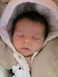 Inaya a rejoint le concours — aidez-le/la à gagner de superbes lots ! baby, baby_products, baby_sleeping, bedtime, birth, cheek, child, childbirth, ear, forehead, head, lip, mouth, nose, person, product, skin, sleep, smile, toddler