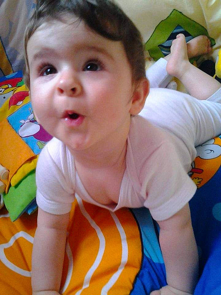 Inaya a rejoint le concours — aidez-le/la à gagner de superbes lots ! baby, cheek, child, ear, eye, face, fun, neck, nose, person, play, skin, smile, surprise, toddler, tummy_time