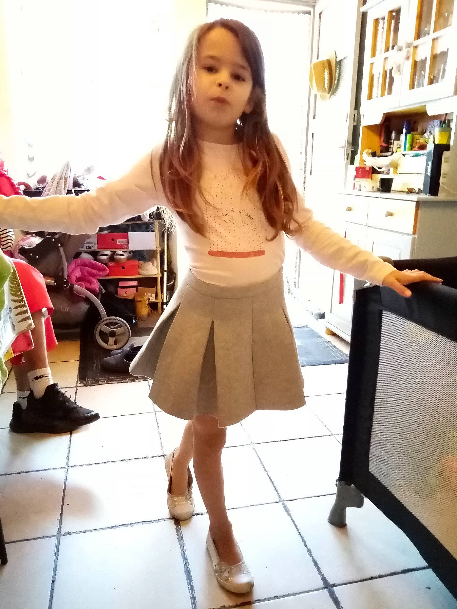 Inaya a rejoint le concours — aidez-le/la à gagner de superbes lots ! abdomen, beige, brown_hair, clothing, dress, fashion, footwear, human_leg, leg, long_hair, person, selfie, shoe, shopping, shorts, shoulder, snapshot, thigh, top, trunk