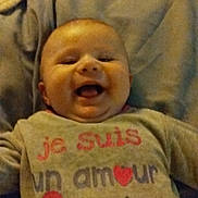 Shelssy a rejoint le concours — aidez-le/la à gagner de superbes lots ! baby, smiling, infant, clothing, blanket, cute, happy, lying_down, portrait, child, face, soft, indoors, warm, expression, joy, casual, young, head, person