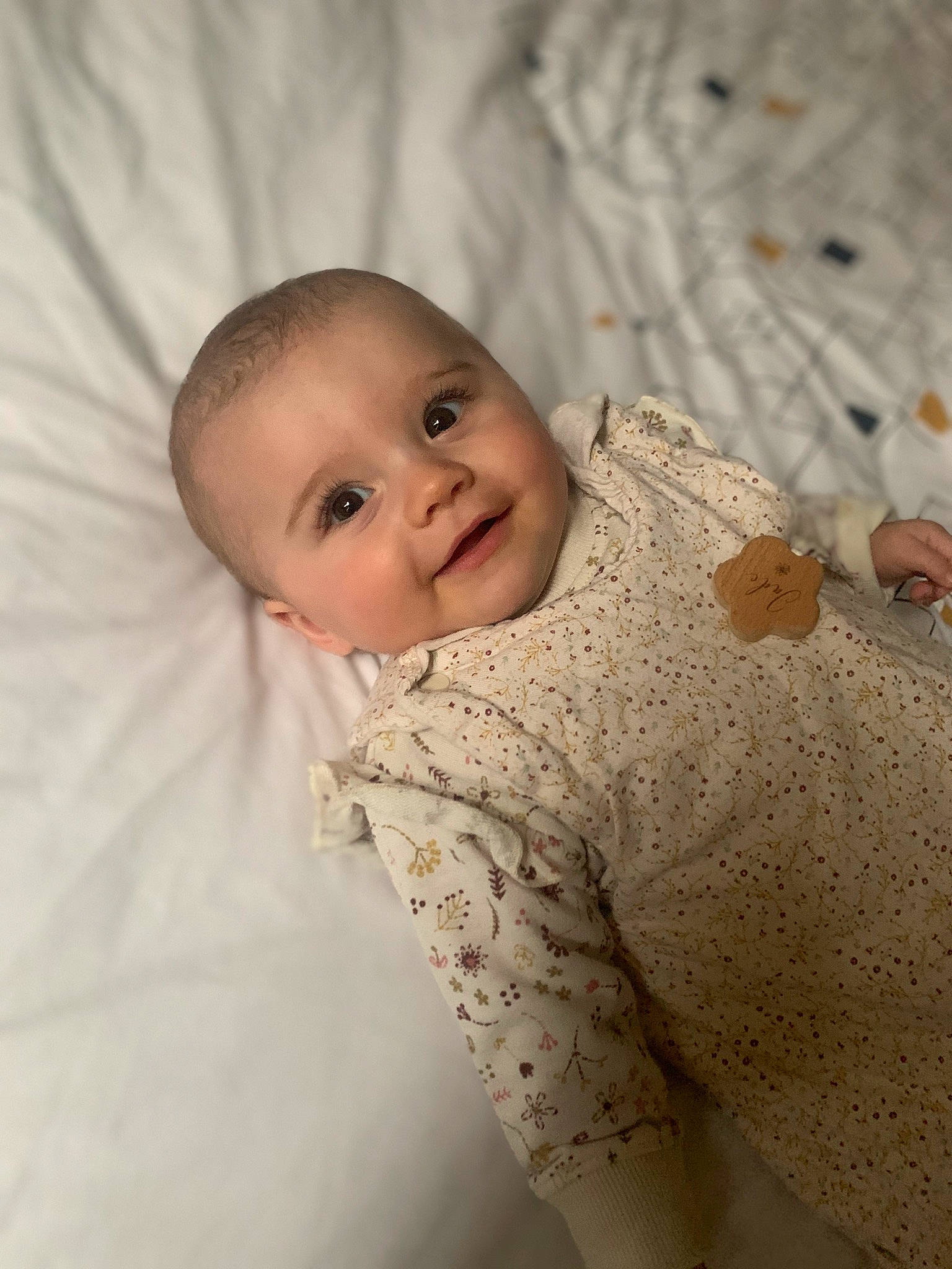 Jade participe au concours pour gagner de l'argent avec cette photo : baby, child, comfort, dress, eye, eyebrow, face, flash_photography, hand, happy, head, iris, joy, linens, lip, person, skin, sleeve, smile, textile