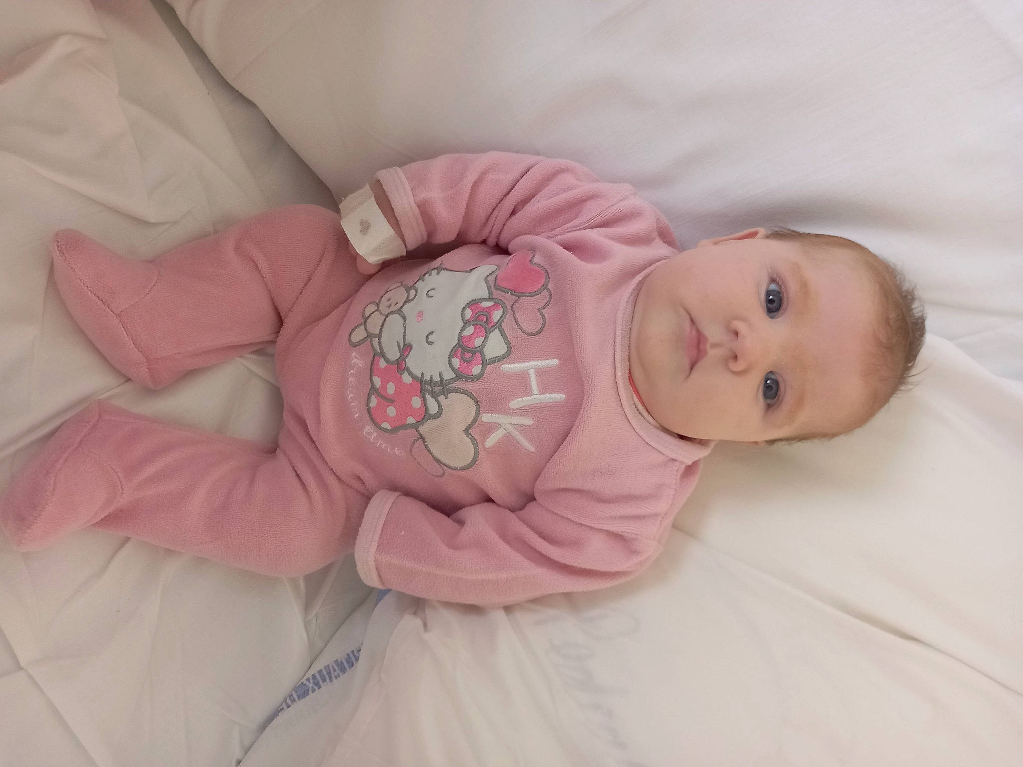 Laya participe au concours pour gagner de l'argent avec cette photo : baby, baby_products, baby_toddler_clothing, cheek, child, comfort, eye, face, head, headgear, human_body, iris, linens, lip, nose, person, pink, skin, sleeve, textile