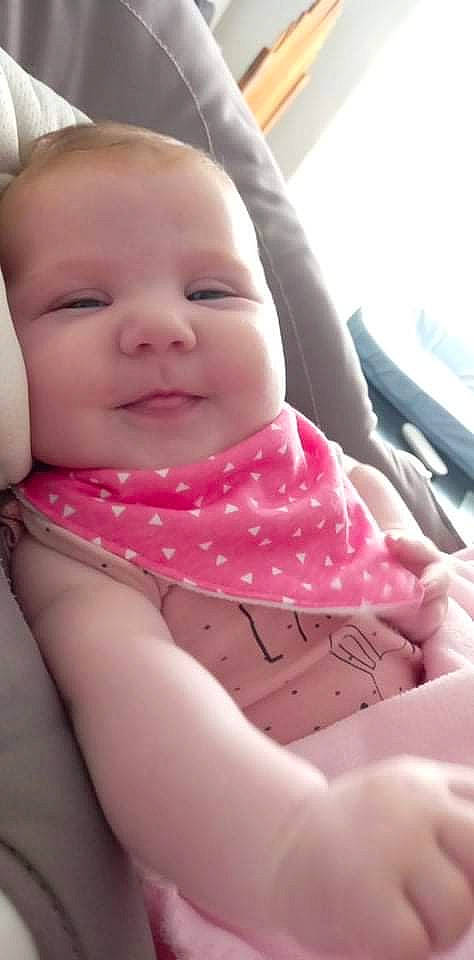 Laya a rejoint le concours — aidez-le/la à gagner de superbes lots ! baby, baby_safety, baby_toddler_clothing, cheek, comfort, eye, eyebrow, finger, happy, iris, lip, mouth, neck, nose, person, pink, skin, sleeve, smile, thumb