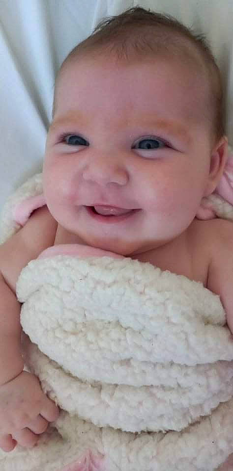 Laya a rejoint le concours — aidez-le/la à gagner de superbes lots ! azure, baby_toddler_clothing, cheek, chin, eye, eyelash, face, finger, gesture, hand, iris, lip, muscle, neck, nose, person, product, skin, sleeve, smile