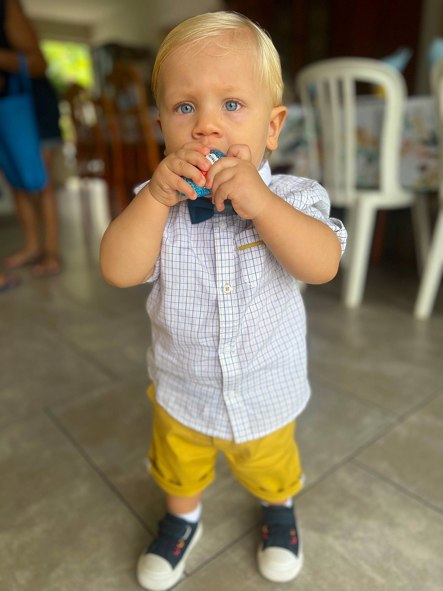 Maylonn a rejoint le concours — aidez-le/la à gagner de superbes lots ! baby, baby_toddler_clothing, chair, cheek, child, eye, finger, floor, flooring, fun, gesture, happy, iris, joint, nose, person, shorts, skin, sleeve, thumb