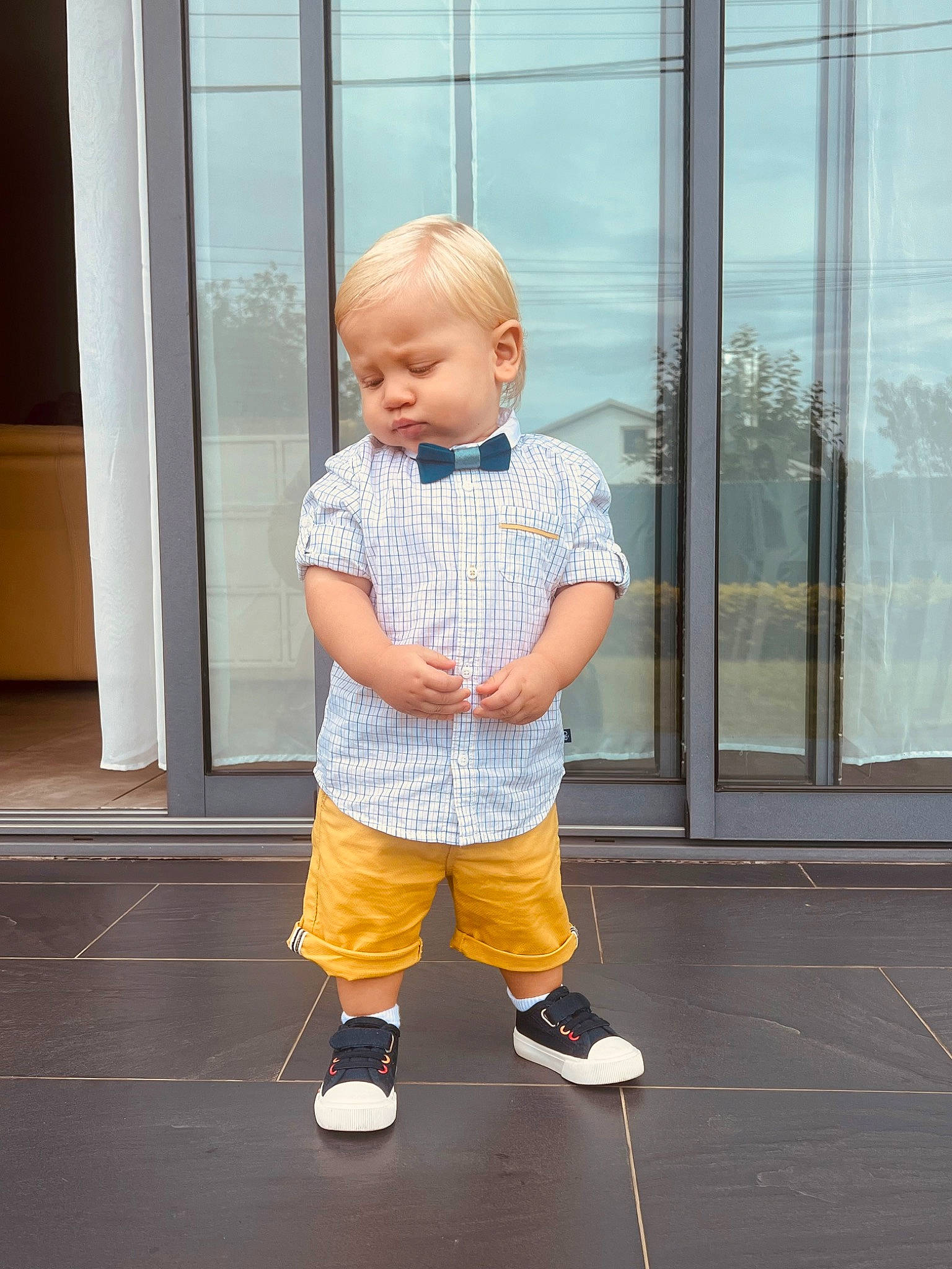 Maylonn participe au concours pour gagner de l'argent avec cette photo : baby_toddler_clothing, child, cleanliness, electric_blue, fixture, floor, flooring, fun, glass, human_leg, knee, leisure, person, shoe, shorts, sleeve, thumb, toddler, walking_shoe, window