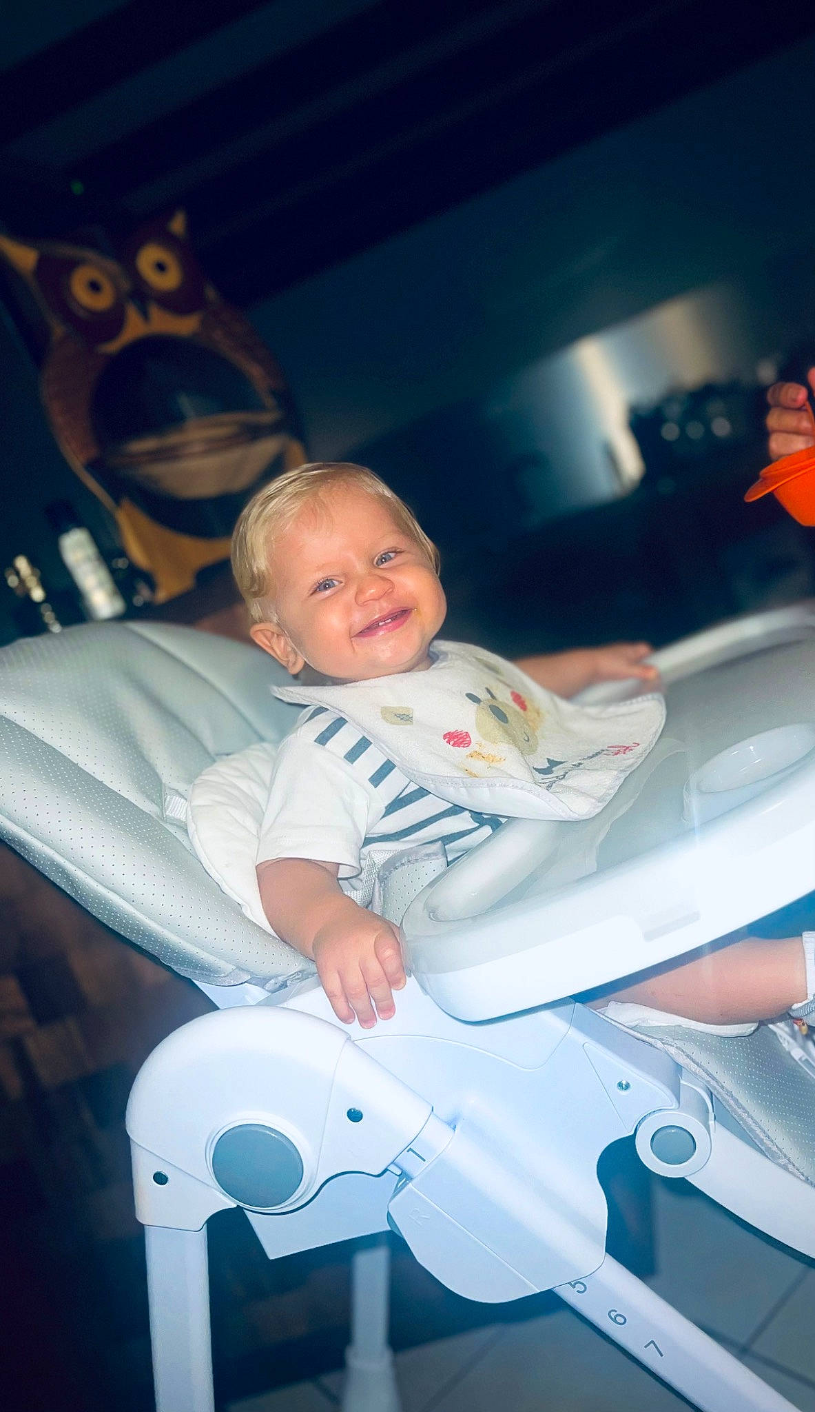 Maylonn a rejoint le concours — aidez-le/la à gagner de superbes lots ! automotive_design, automotive_exterior, automotive_lighting, baby, baby_toddler_clothing, chair, child, comfort, electric_blue, flash_photography, fun, happy, joy, lap, person, room, sitting, smile, space, t_shirt