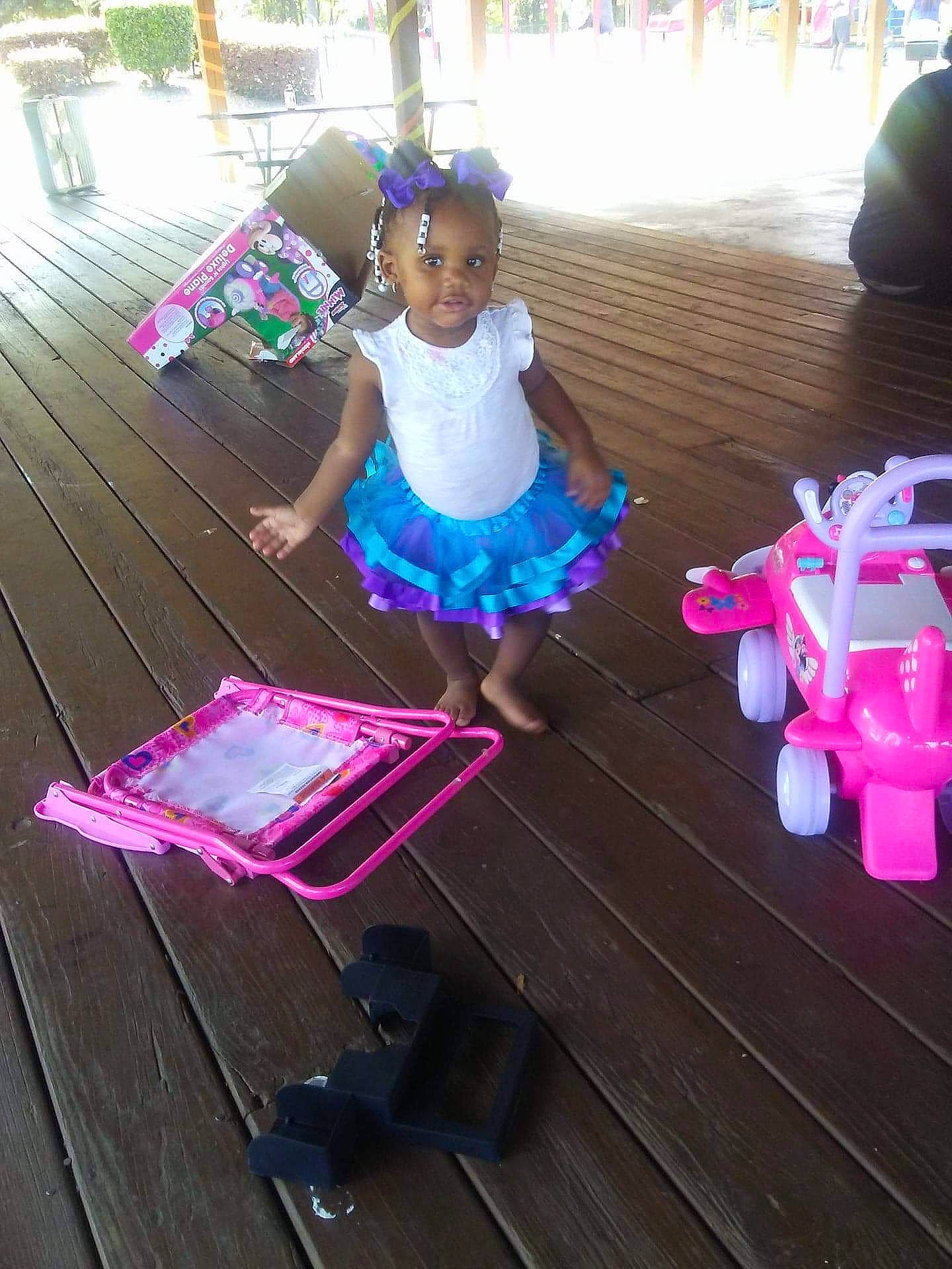 Averiuna is registered to the contest to win money with this photo: child, costume, magenta, party, person, pink, play, table, toddler