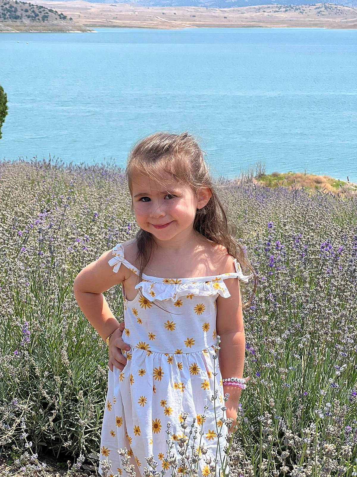 Berra a rejoint le concours — aidez-le/la à gagner de superbes lots ! baby_toddler_clothing, botany, day_dress, dress, ecoregion, flower, fun, grass, grass_family, grassland, happy, joy, lake, meadow, natural_environment, nature, people_in_nature, person, plant, smile