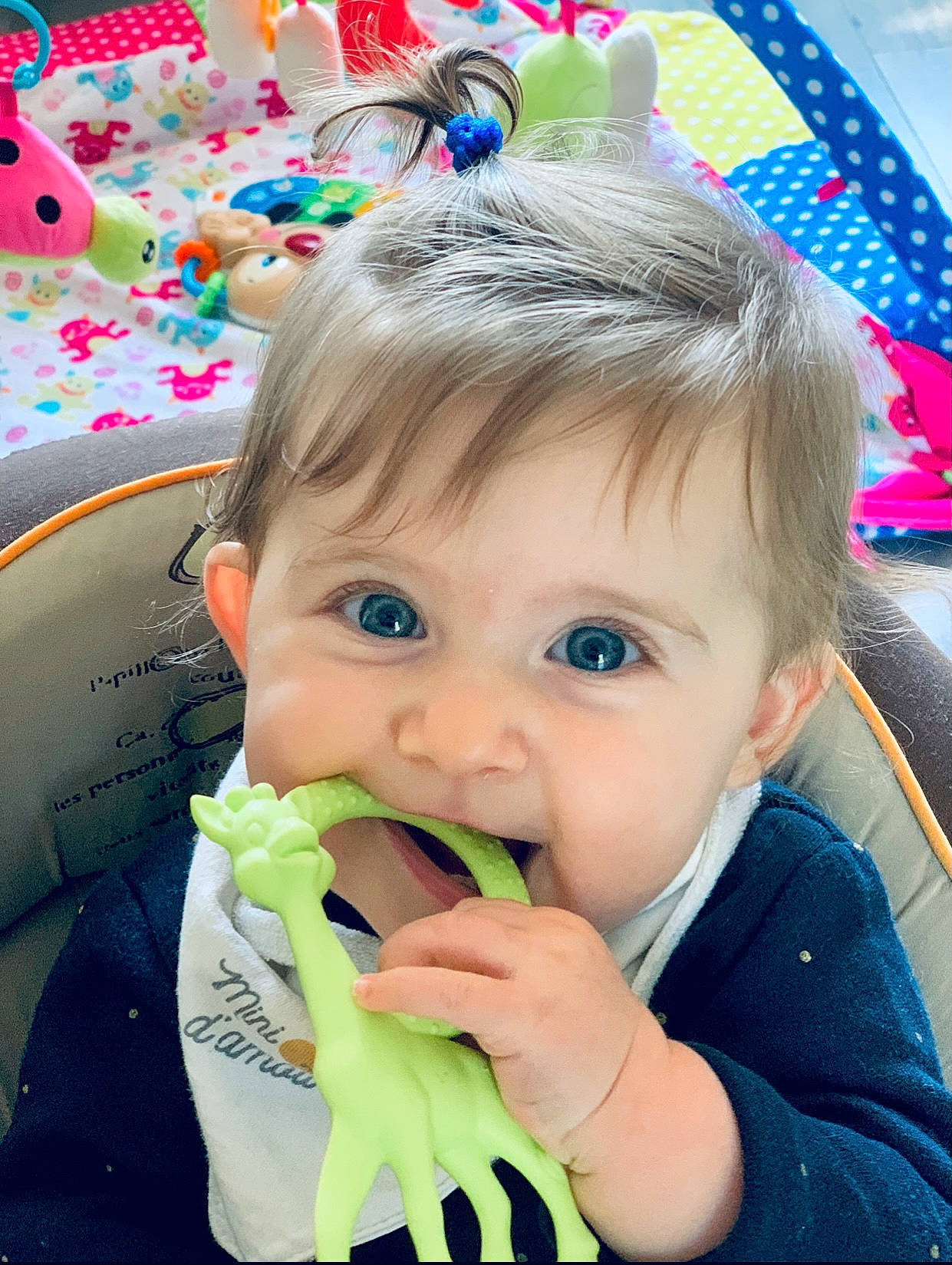 Eline a rejoint le concours — aidez-le/la à gagner de superbes lots ! baby, baby_toddler_clothing, beauty, biting, blue, cheek, child, event, eyelash, facial_expression, fun, hairstyle, happy, nose, organ, party_hat, person, product, snapshot, toddler