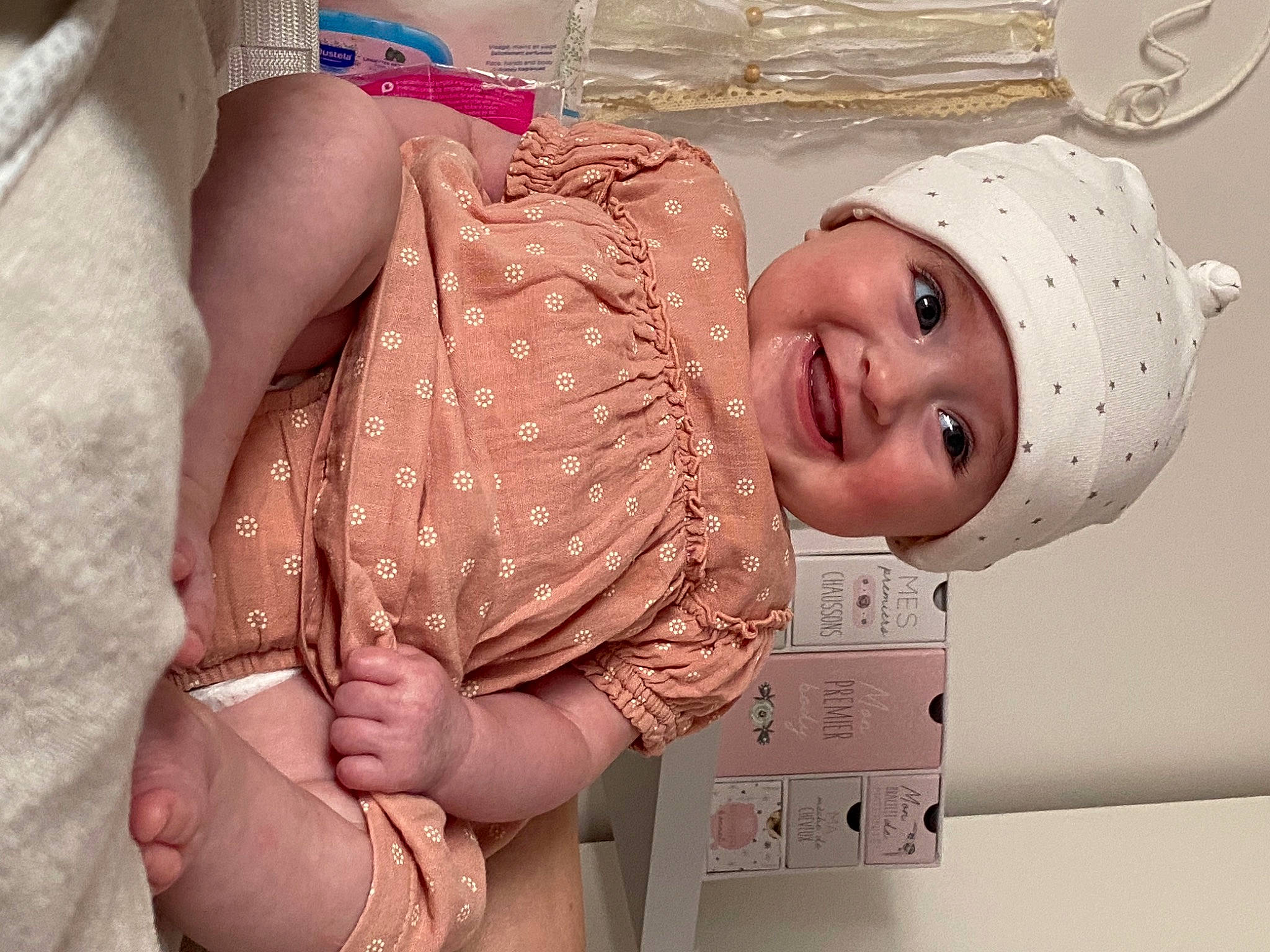 Ariana a rejoint le concours — aidez-le/la à gagner de superbes lots ! abdomen, baby, baby_products, baby_toddler_clothing, cheek, chest, child, eye, finger, gesture, happy, head, headwear, joy, nail, person, pink, skin, smile, stomach