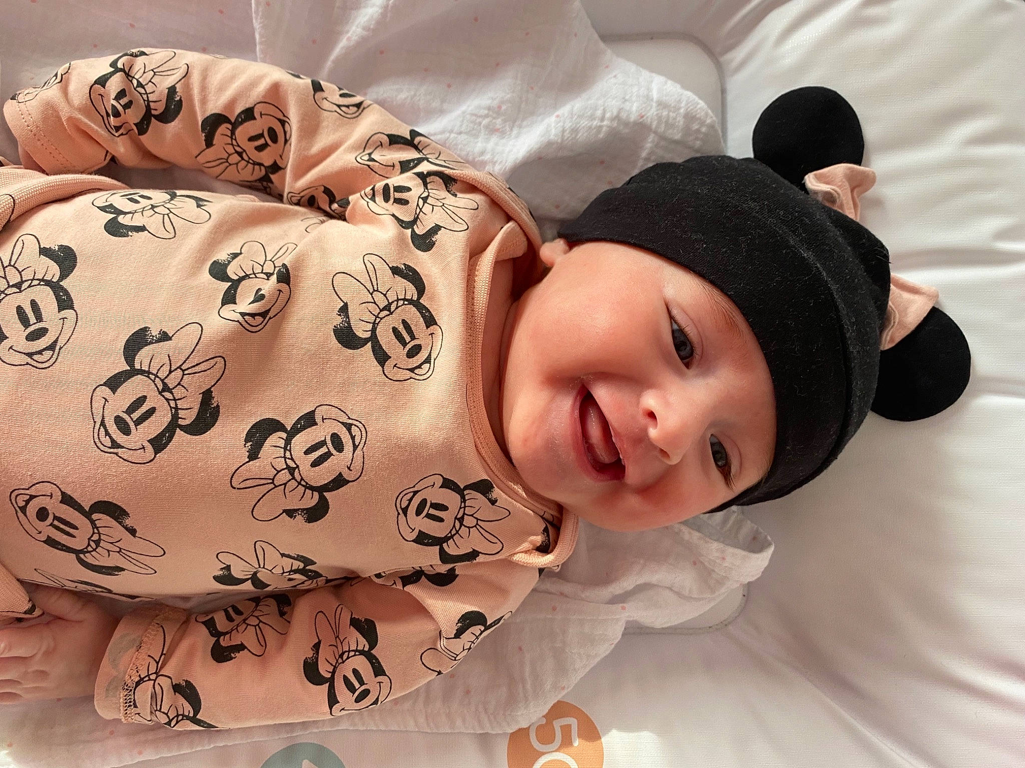 Ariana participe au concours pour gagner de l'argent avec cette photo : cheek, chin, comfort, eye, eyebrow, facial_expression, finger, happy, headgear, headwear, joy, lip, mammal, mouth, muscle, neck, nose, person, pink, skin