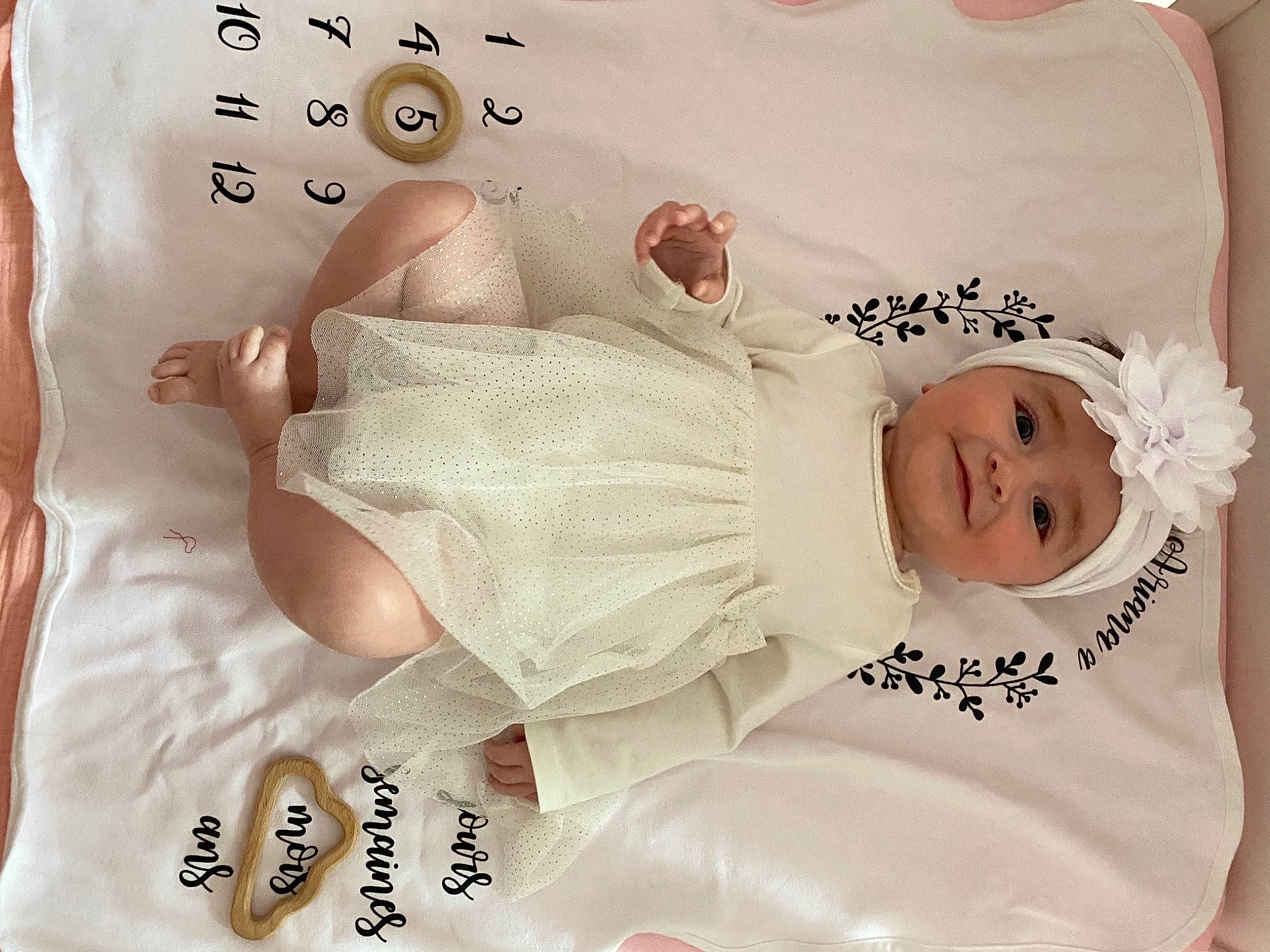 Ariana a rejoint le concours — aidez-le/la à gagner de superbes lots ! baby, baby_products, baby_sleeping, baby_toddler_clothing, bedding, child, comfort, eyelash, font, head, headgear, headwear, joy, linens, pattern, person, pink, room, skin, sleeve