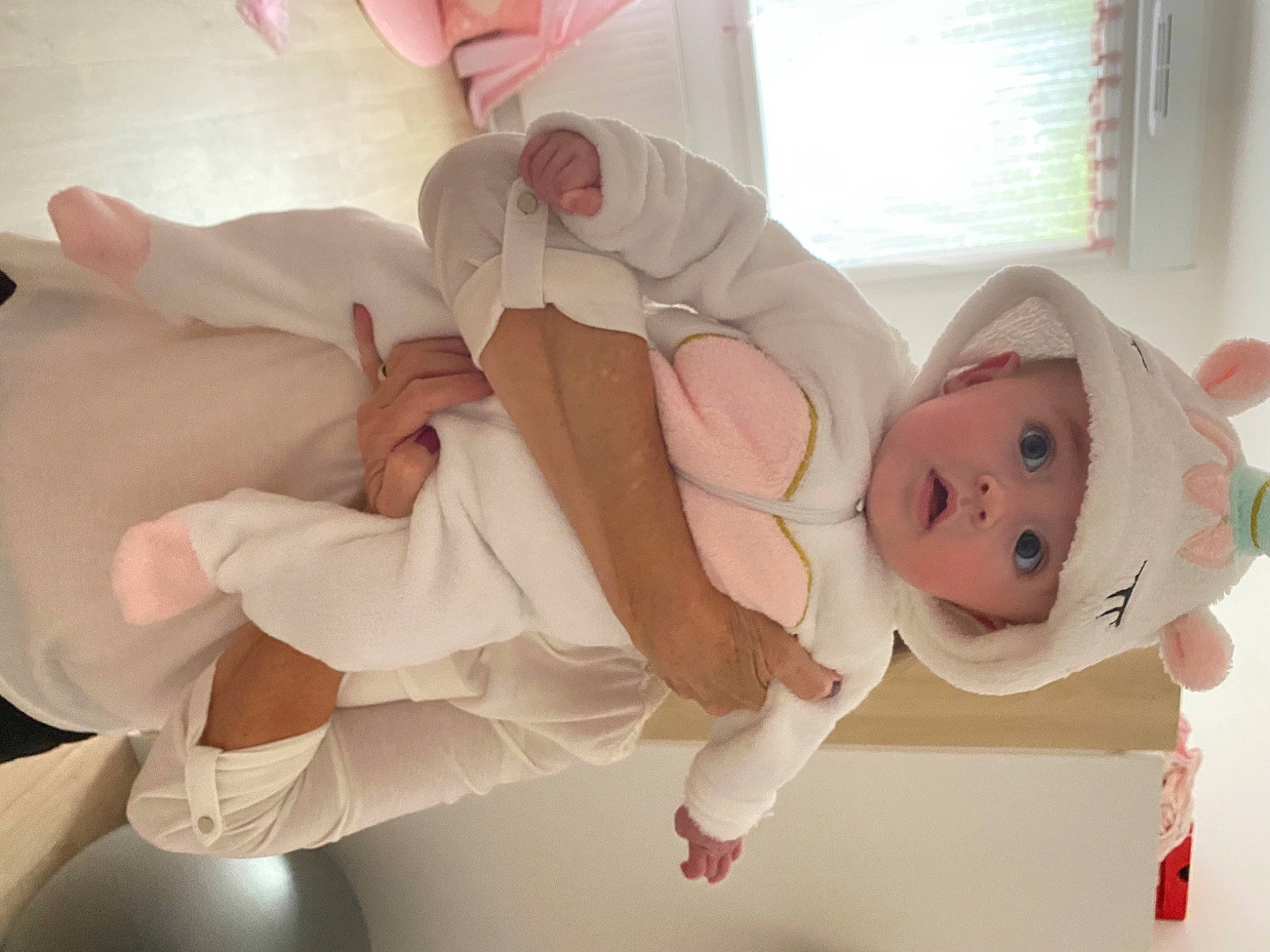 Ariana participe au concours pour gagner de l'argent avec cette photo : baby, baby_products, baby_toddler_clothing, child, comfort, finger, fun, gesture, happy, hat, headwear, human_leg, knee, mouth, person, pink, smile, surprise, thigh, thumb