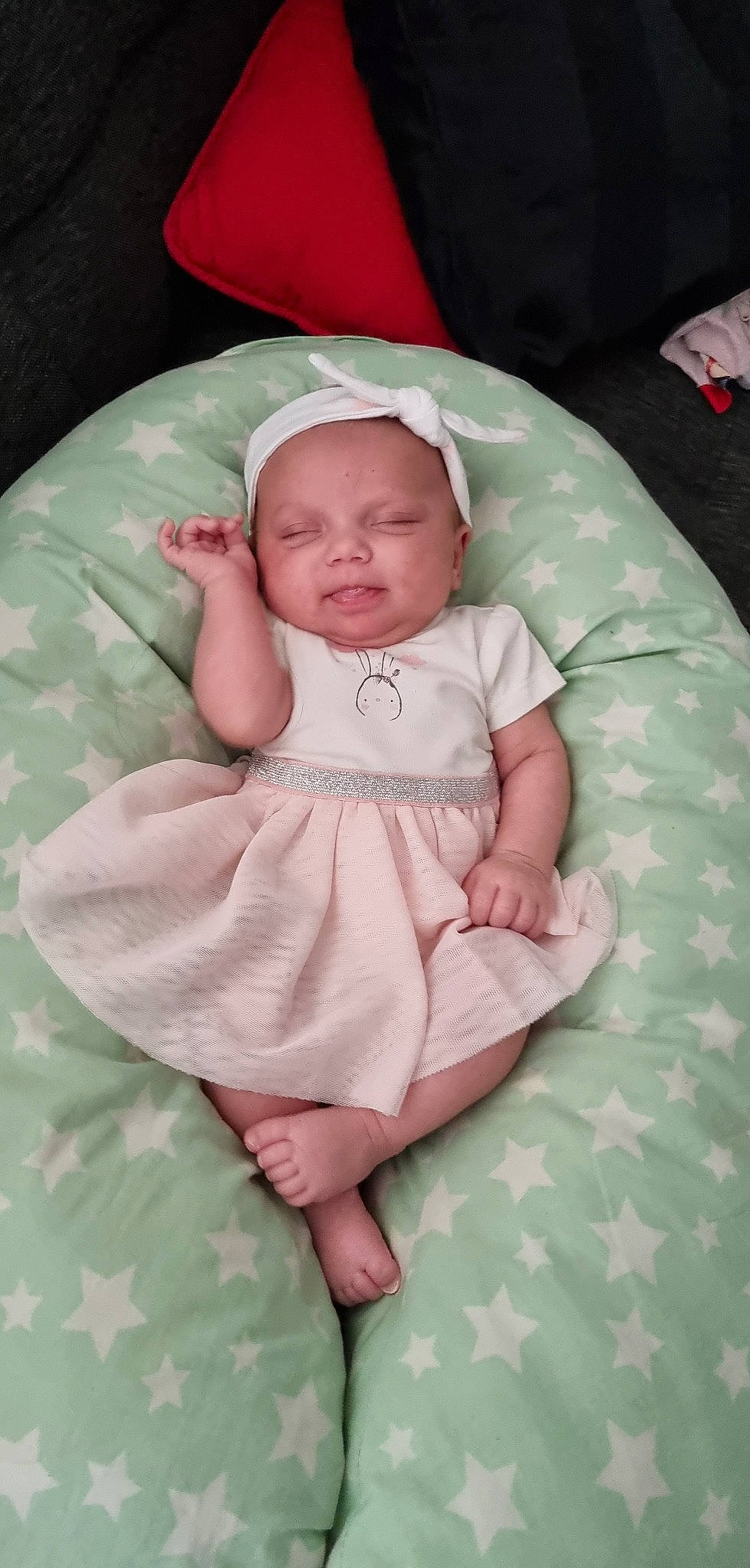 Safâa participe au concours pour gagner de l'argent avec cette photo : arm, baby, baby_products, baby_safety, baby_sleeping, baby_toddler_clothing, cheek, comfort, dress, facial_expression, finger, hand, headgear, linens, pattern, person, pink, skin, sleeve, toddler