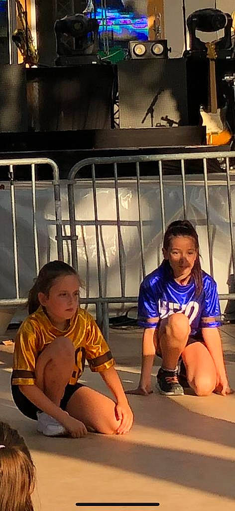 Oceane participe au concours pour gagner de l'argent avec cette photo : arm, child, fence, flooring, fun, happy, human, human_leg, joint, knee, leisure, organ, person, photograph, shorts, sitting, snapshot, sportswear, t_shirt, thigh