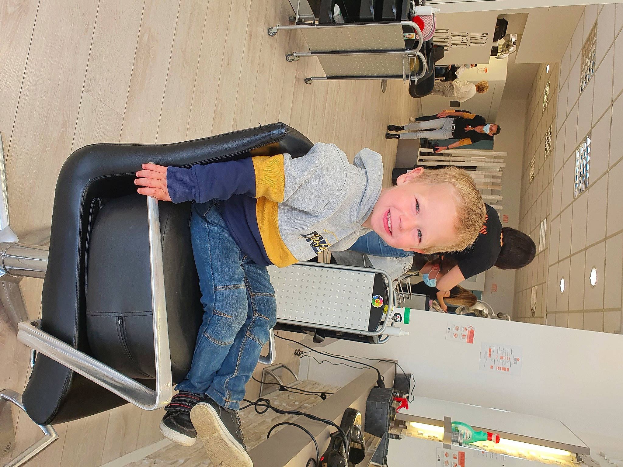 Jordan a rejoint le concours — aidez-le/la à gagner de superbes lots ! bottle, comfort, denim, electrical_wiring, electronic_engineering, engineering, human_leg, jeans, job, joy, knee, luggage_and_bags, machine, person, room, science, service, smile, t_shirt, thigh