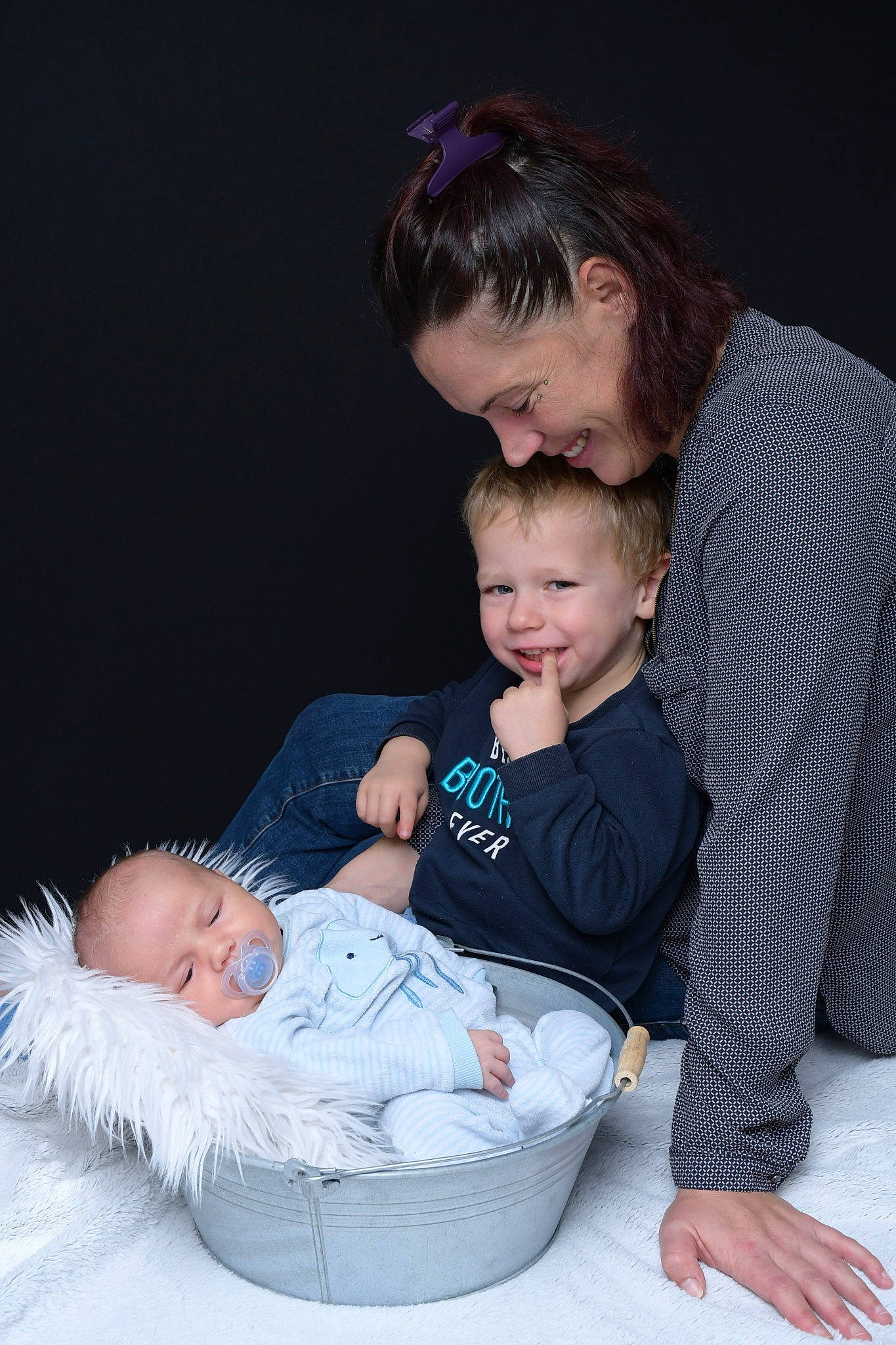 Jordan participe au concours pour gagner de l'argent avec cette photo : baby, baby_toddler_clothing, child, comfort, couch, event, flash_photography, fun, happy, human_body, interaction, iris, jewellery, joy, lap, leg, person, product, sitting, skin