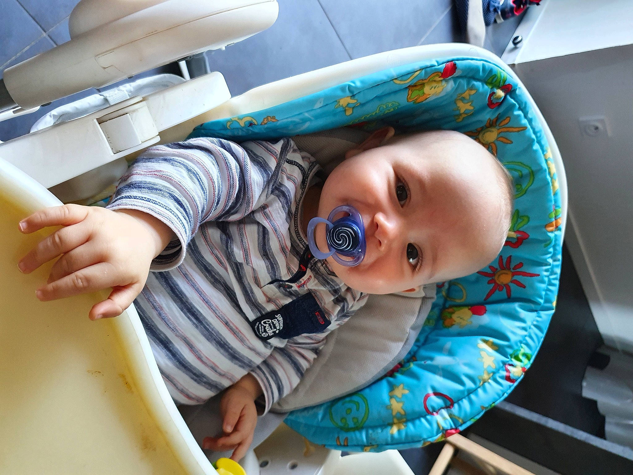 Djaimy participe au concours pour gagner de l'argent avec cette photo : auto_part, automotive_design, automotive_exterior, baby, baby_toddler_clothing, boats_and_boating_equipment_and_supplies, car_seat, child, comfort, electric_blue, fun, leisure, motor_vehicle, people, person, product, recreation, sitting, smile, toddler