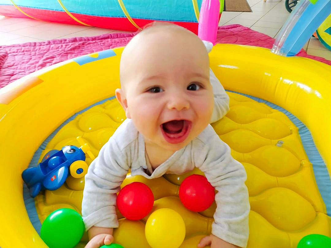 Djaimy participe au concours pour gagner de l'argent avec cette photo : baby, baby_playing_with_toys, baby_toddler_clothing, ball_pit, child, eye, facial_expression, fun, happy, leisure, organ, person, photograph, product, recreation, red, smile, snapshot, toddler, toy