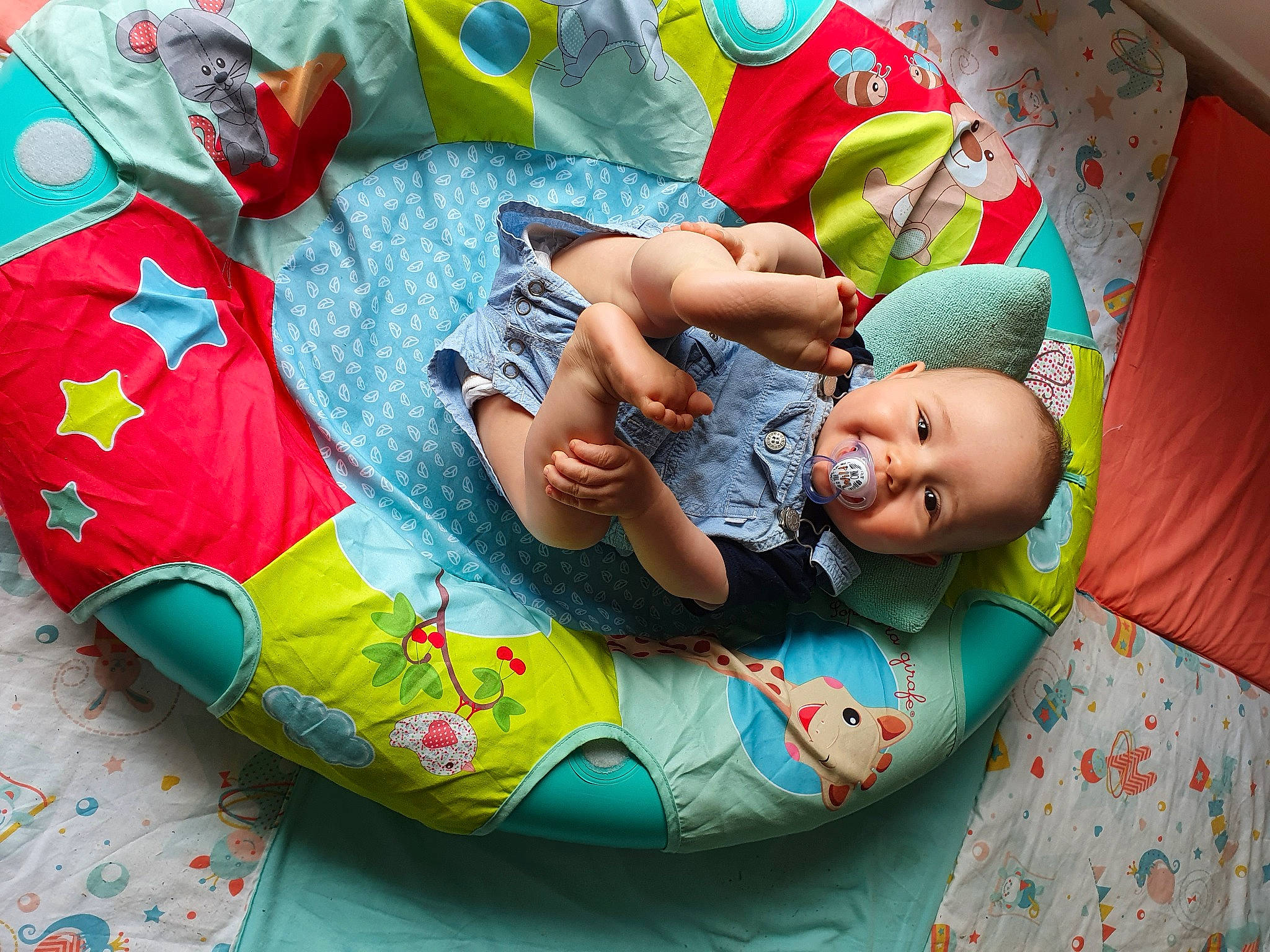 Djaimy a rejoint le concours — aidez-le/la à gagner de superbes lots ! baby, baby_products, baby_toddler_clothing, child, comfort, fun, green, happy, head, human_body, leisure, linens, person, play, product, sitting, sleeve, smile, t_shirt, textile