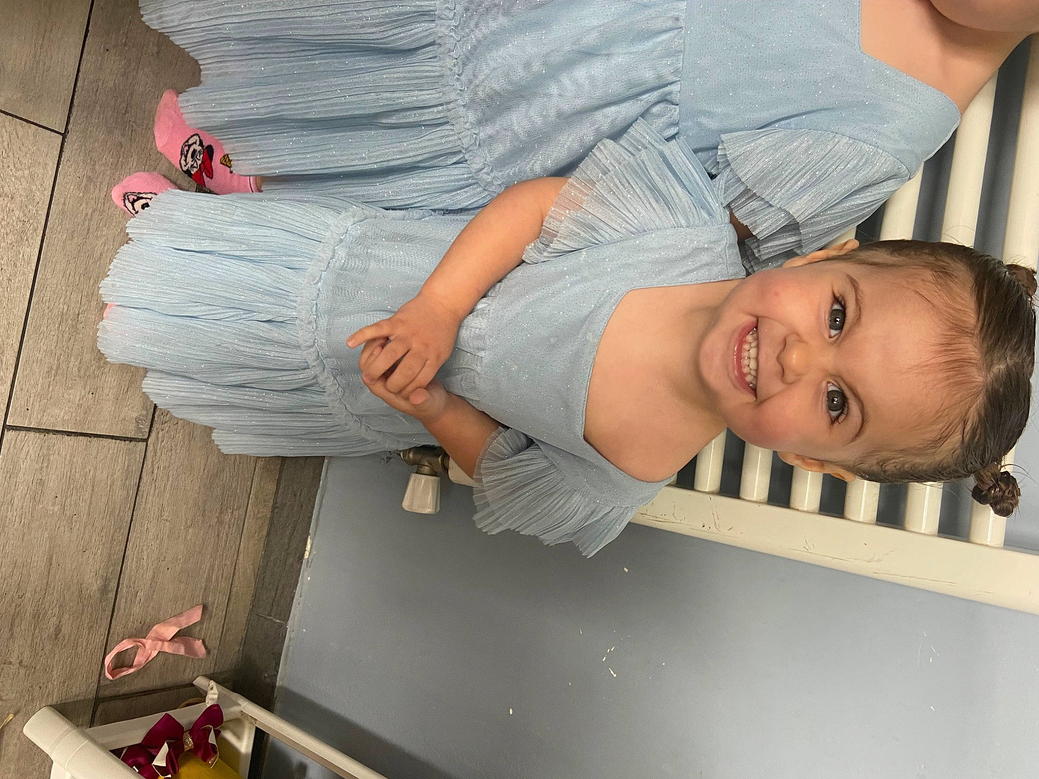 Lena a rejoint le concours — aidez-le/la à gagner de superbes lots ! abdomen, baby, baby_products, baby_toddler_clothing, chest, child, elbow, finger, fun, happy, hat, human_leg, joint, joy, person, room, smile, t_shirt, thigh, toddler